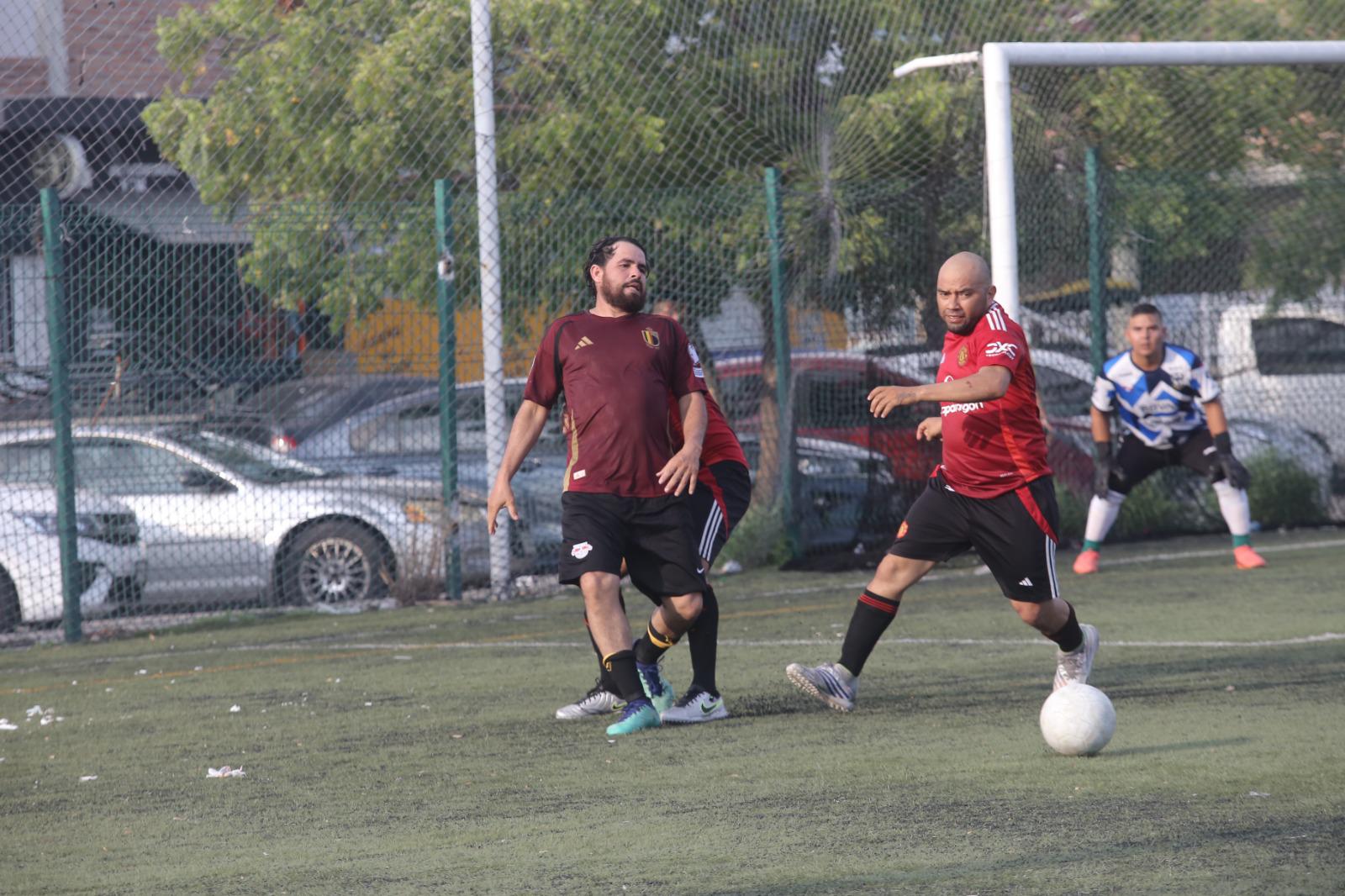 $!Aluminio y Cristales El Pollo da primer paso a final de Liga Superveteranos