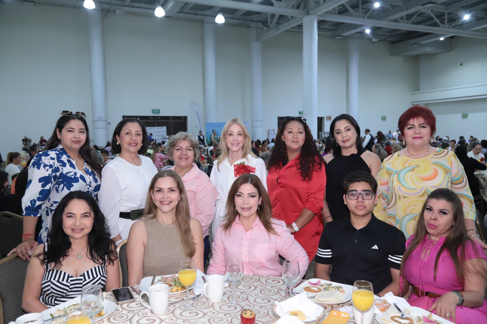 $!Flor María Chaídez, Lolys Ríos, Lolys Valenzuela, Balbina Herrera, Mary Alvarado, Maya Briseño, Ana Berrelleza, Olga Téllez, Imelda Morales de Chicuate, Elizabeth Peraza, Érick González y Gaby Laguna.