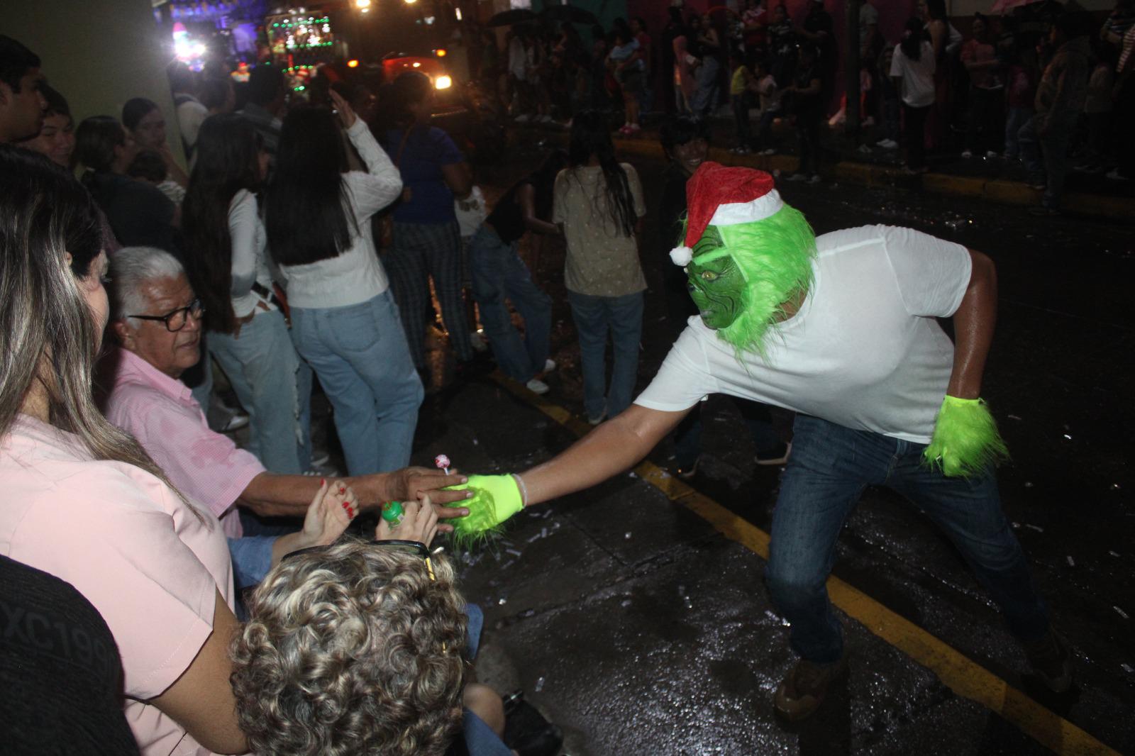 $!Lluvias no frenan desfile de luces y gala navideña en Rosario