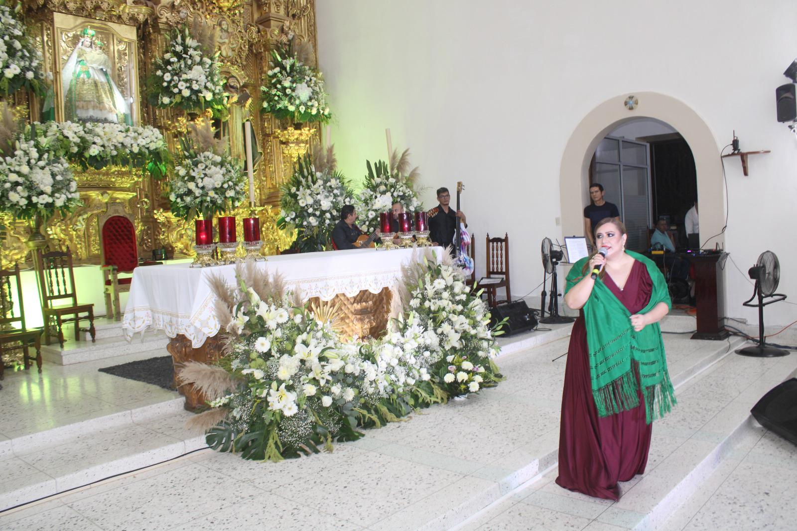 $!María Elena Leal pide paz en Sinaloa durante Las Mañanitas a la Virgen del Rosario