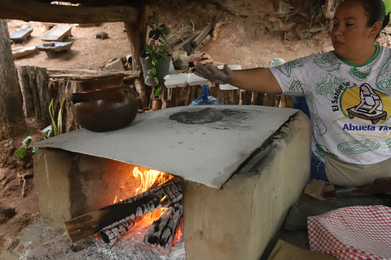$!Las tortillas de maíz prieto son recién hechas y a la leña.