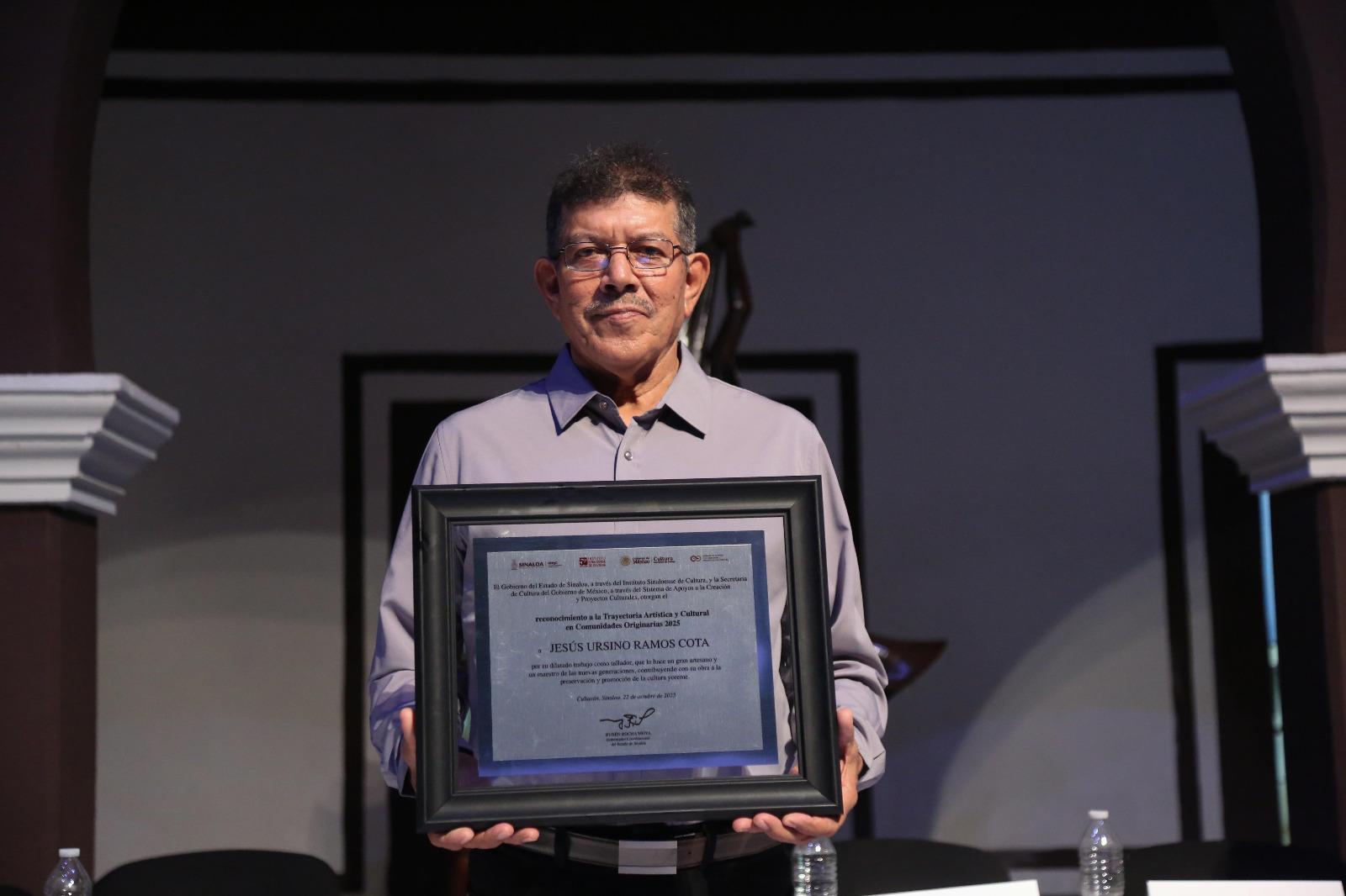 $!Jesús Ursino Ramos Cota es maestro tallador y artesano en madera, con presencia internacional.