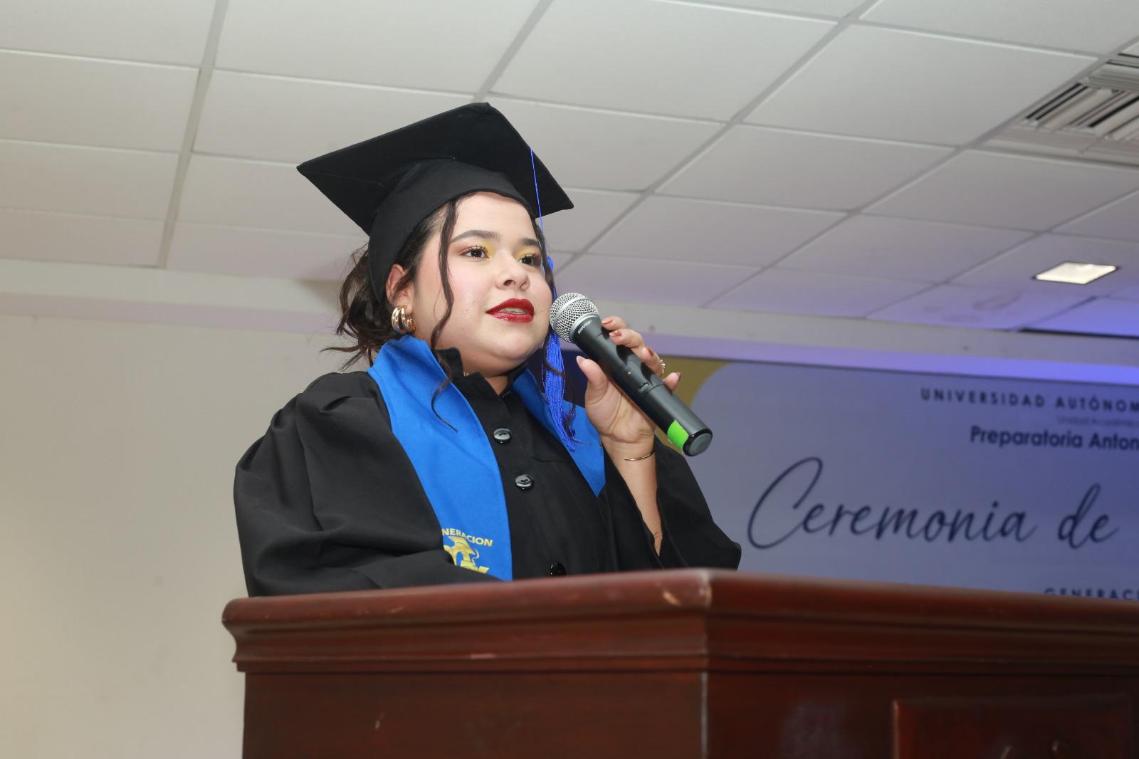 $!La joven Teresita Chariley Arreola Carrasco dirigió un mensaje de despedida en representación de los 417 egresados de la Preparatoria Antonio Rosales.