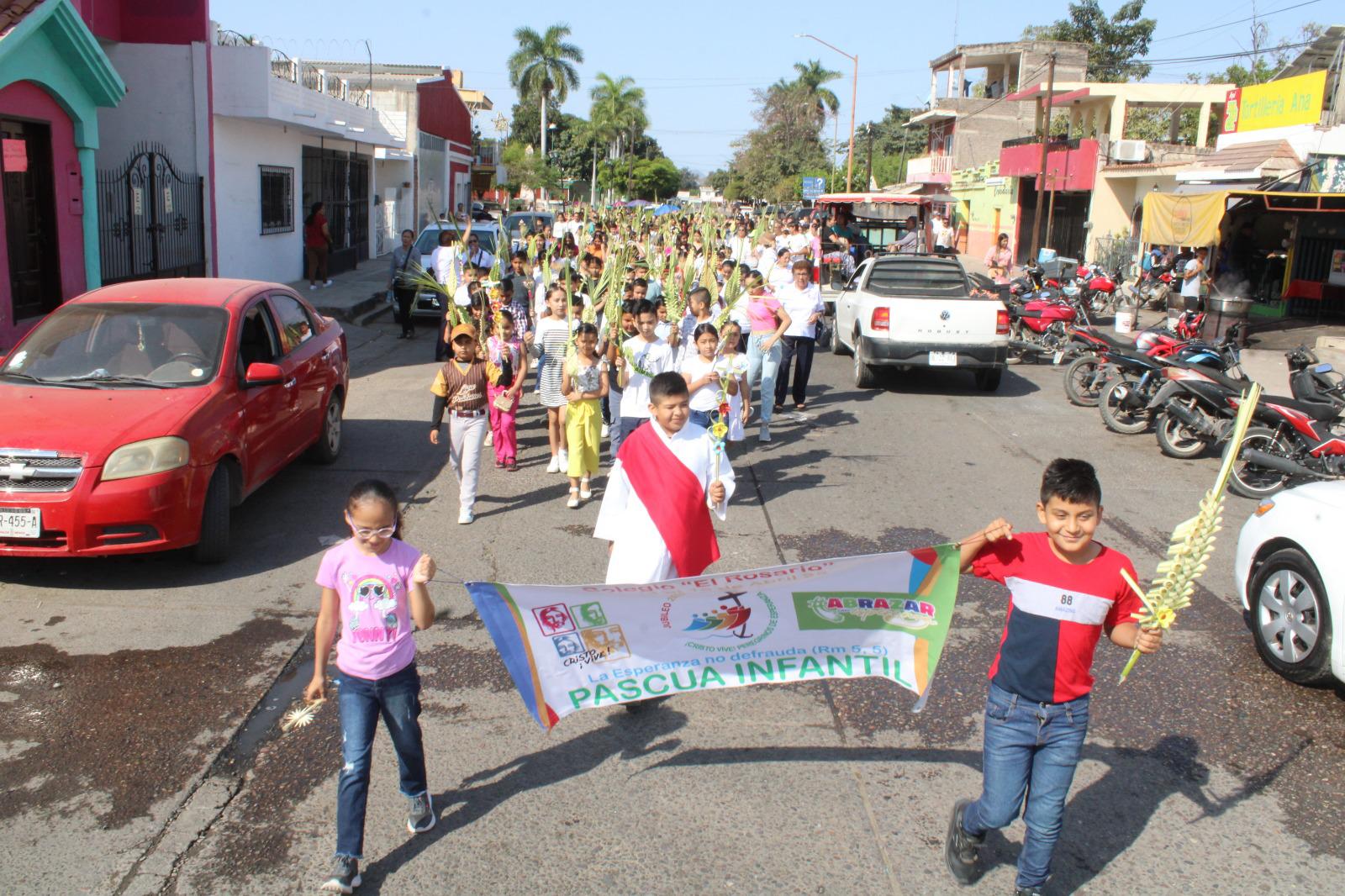 $!Niños y adultos celebran el inicio de la Semana Santa con el Domingo de Ramos en Rosario
