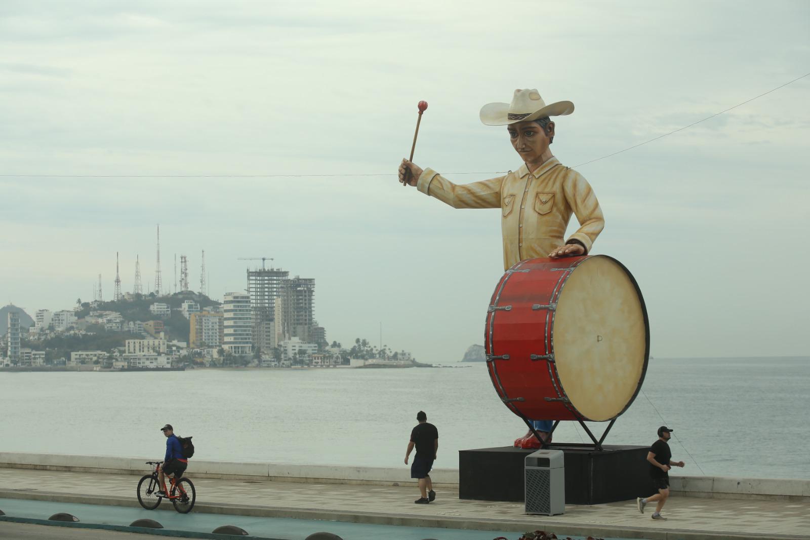 $!Avanza instalación de monigotes en el paseo costero de Mazatlán