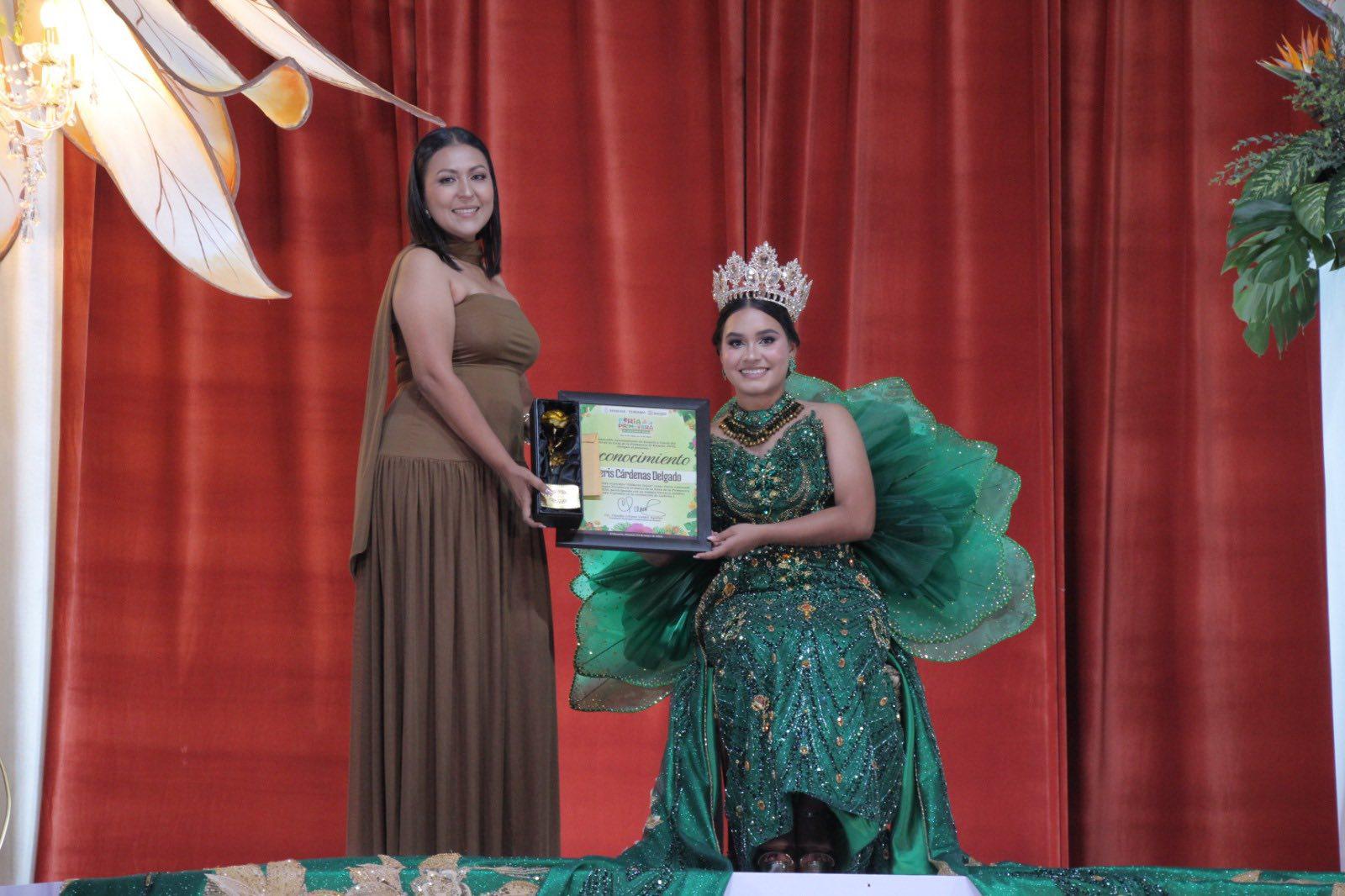 $!Isabella I es coronada Reina de los Juegos Florales de la Feria de la Primavera en Rosario
