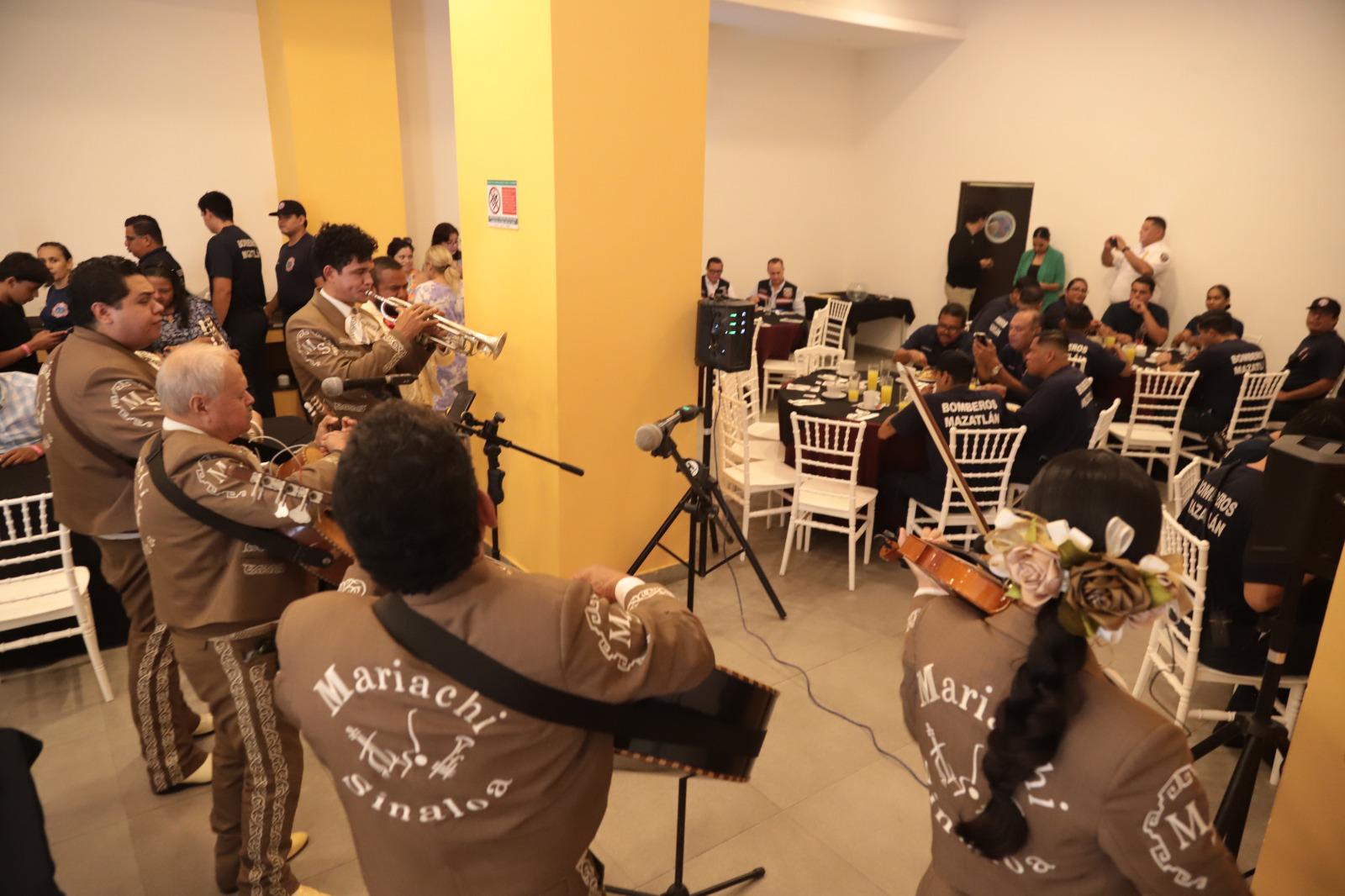 $!Con un desayuno reconocen la labor del Cuerpo de Bomberos de Mazatlán en su día