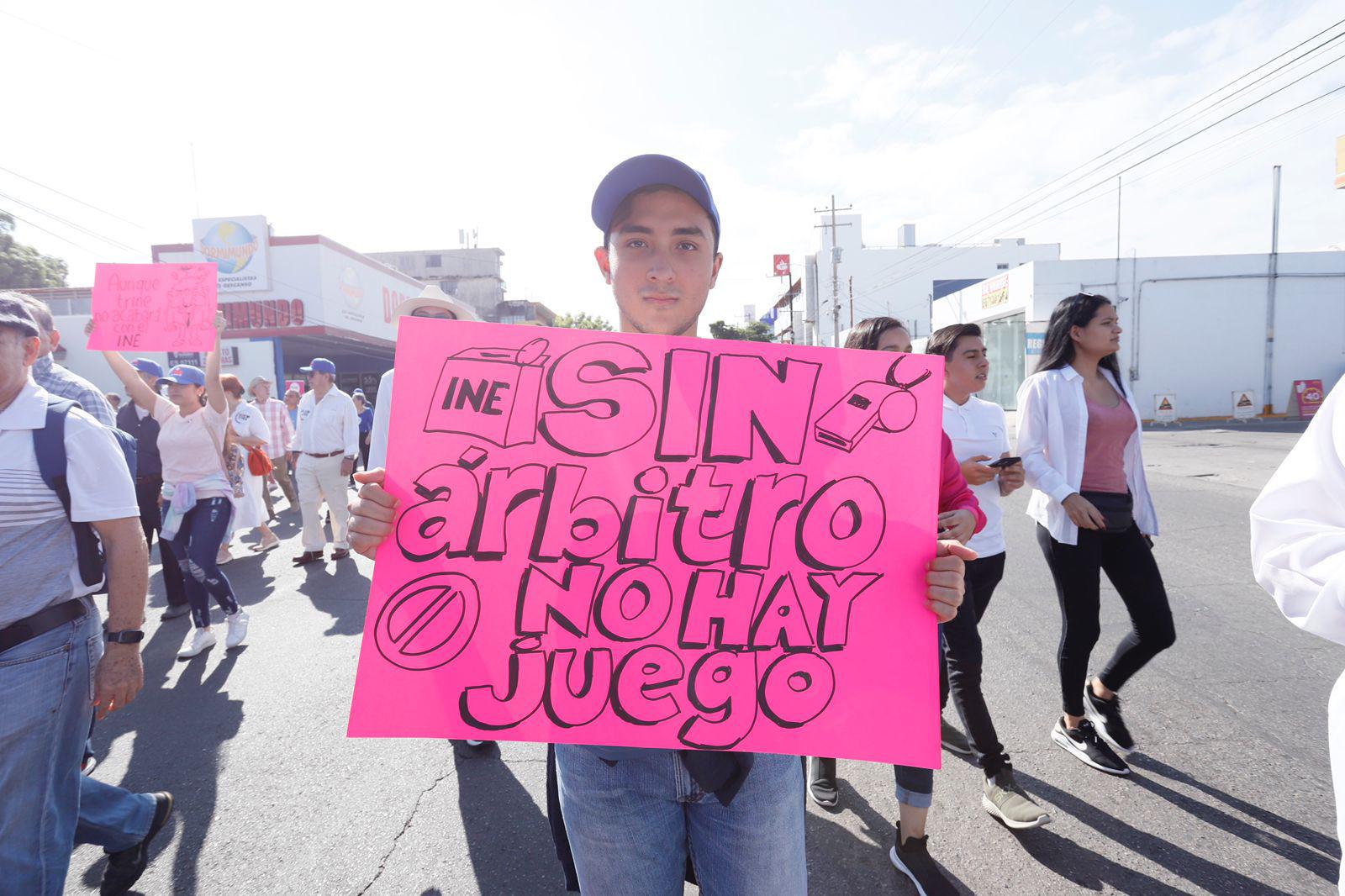 $!Marchan miles de personas en Culiacán en defensa del INE