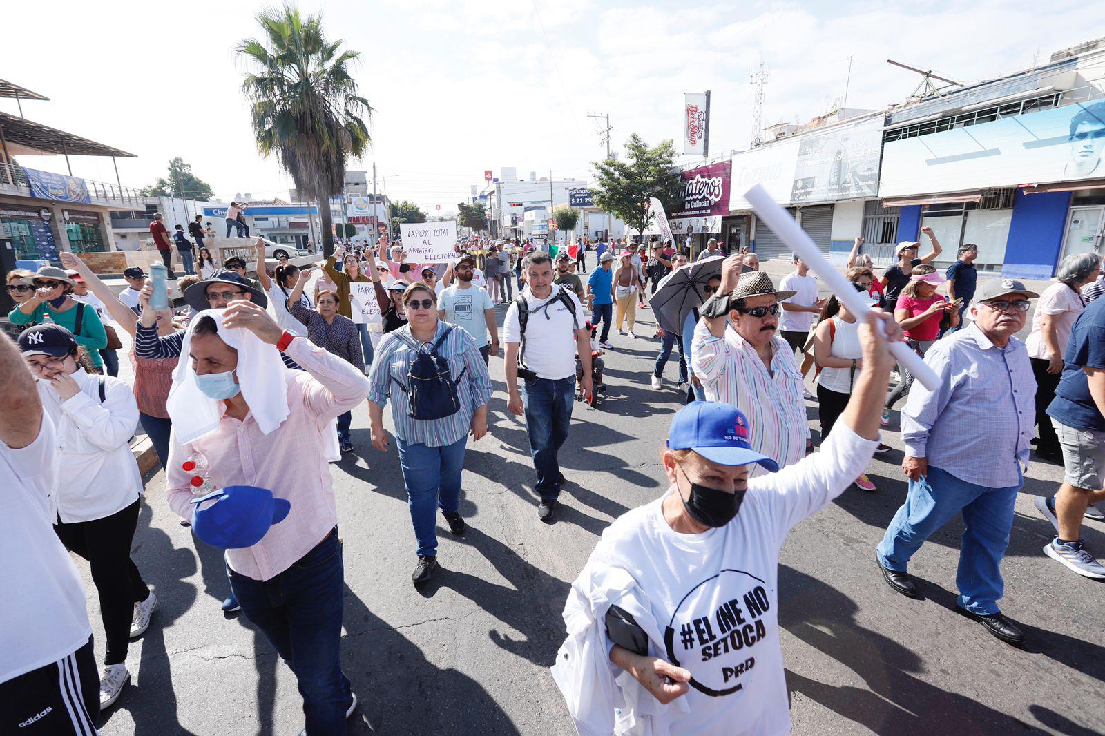 $!Marchan miles de personas en Culiacán en defensa del INE