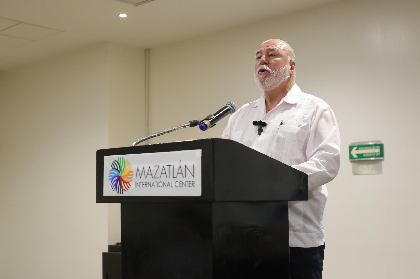 $!Manuel Clouthier Carrillo durante el conversatorio “El Futuro de Mazatlán: ¿Hacia dónde y cómo?”, realizado en el Centro de Convenciones.