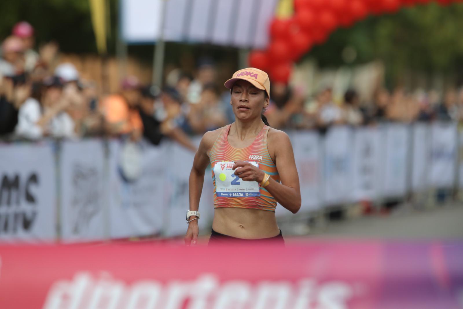 $!Laura Galván y Eduardo González superan sus límites para reinar en el Medio Maratón en Mazatlán