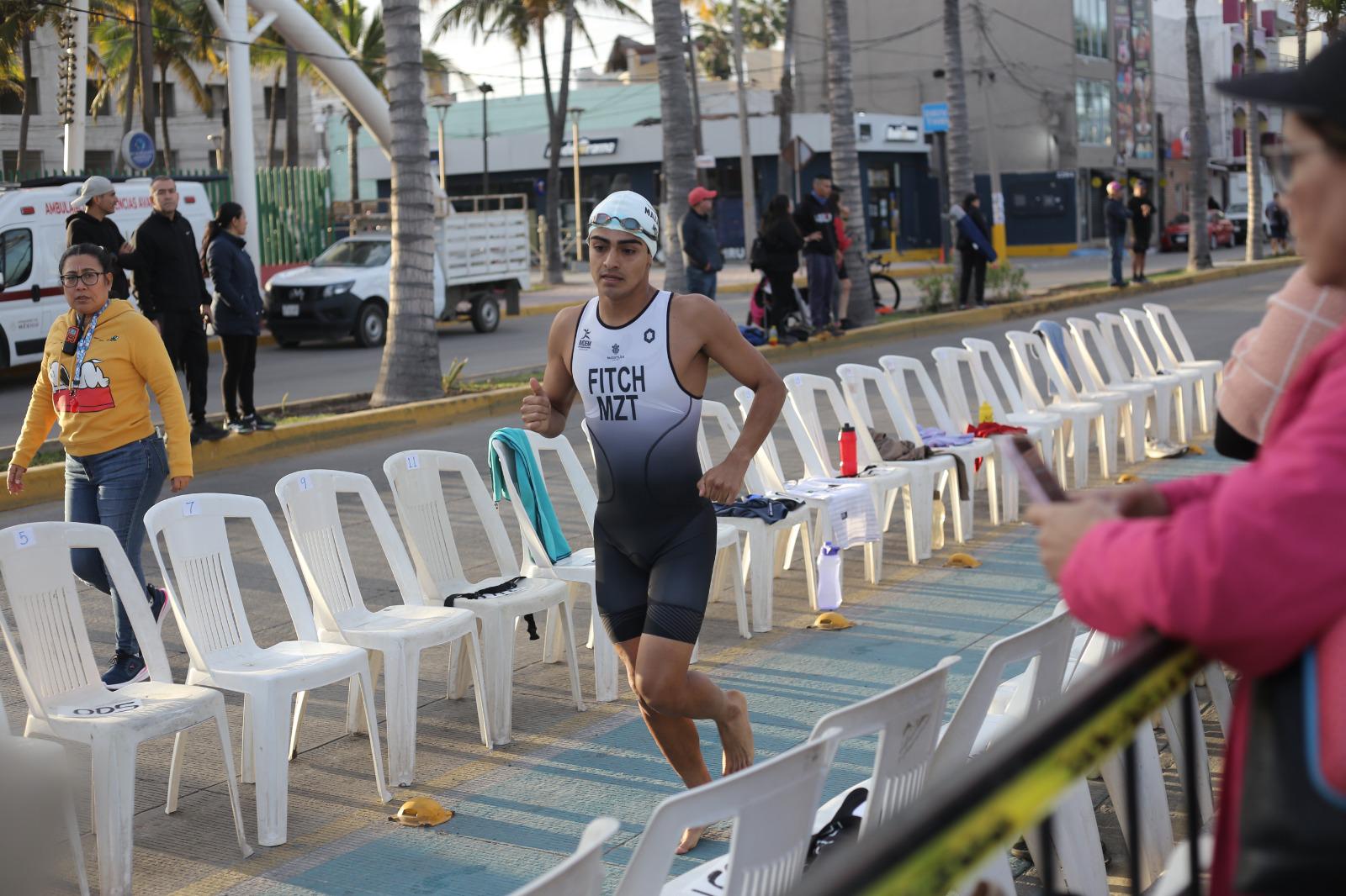 $!‘Perrón’ Zazueta y Daira Mercado protagonizan Selectivo de Acuatlón en Mazatlán