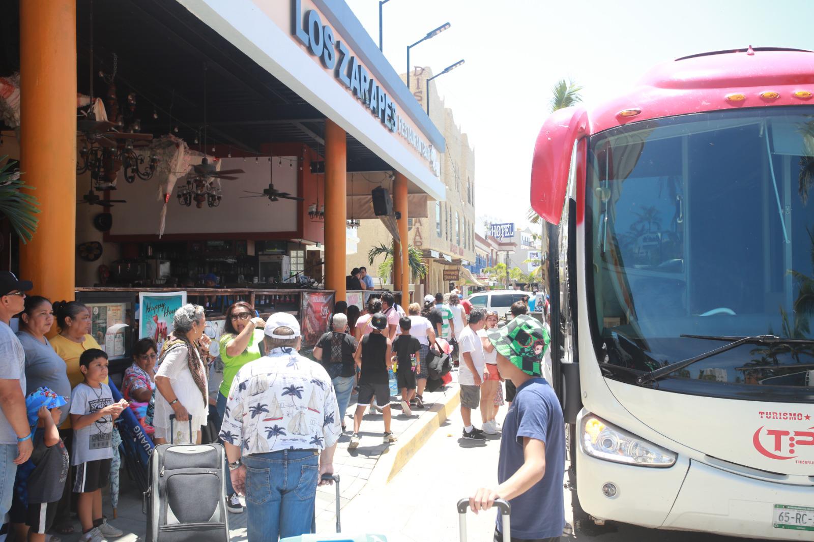 $!Eligen turistas a Mazatlán para vacacionar