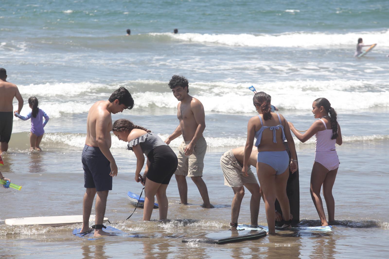 $!Se mantiene buena presencia de bañistas en las playas de Mazatlán
