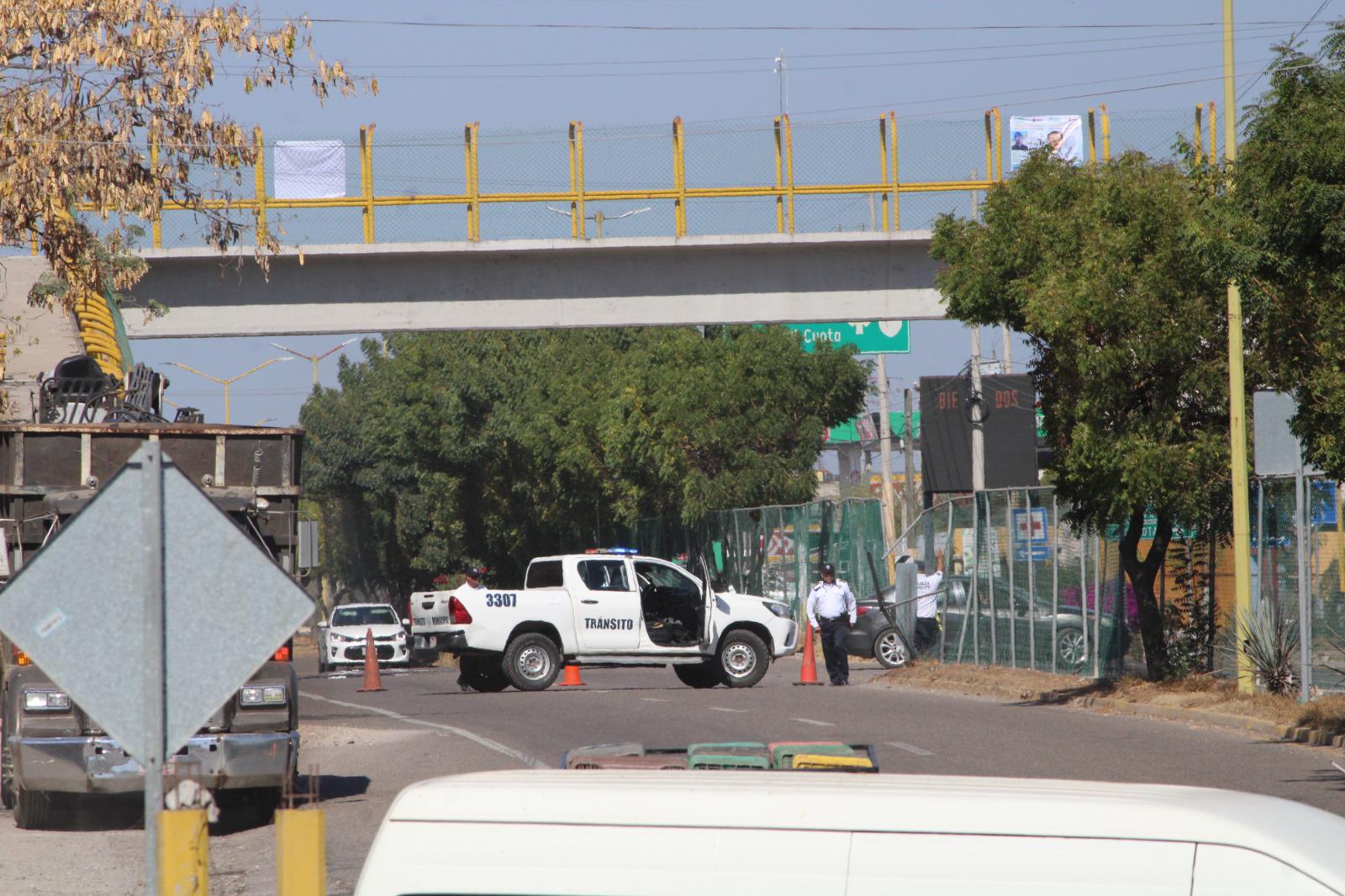 $!Bloquean con vehículos y ponchallantas el puente sobre el río Baluarte en la carretera México 15, al sur de Rosario