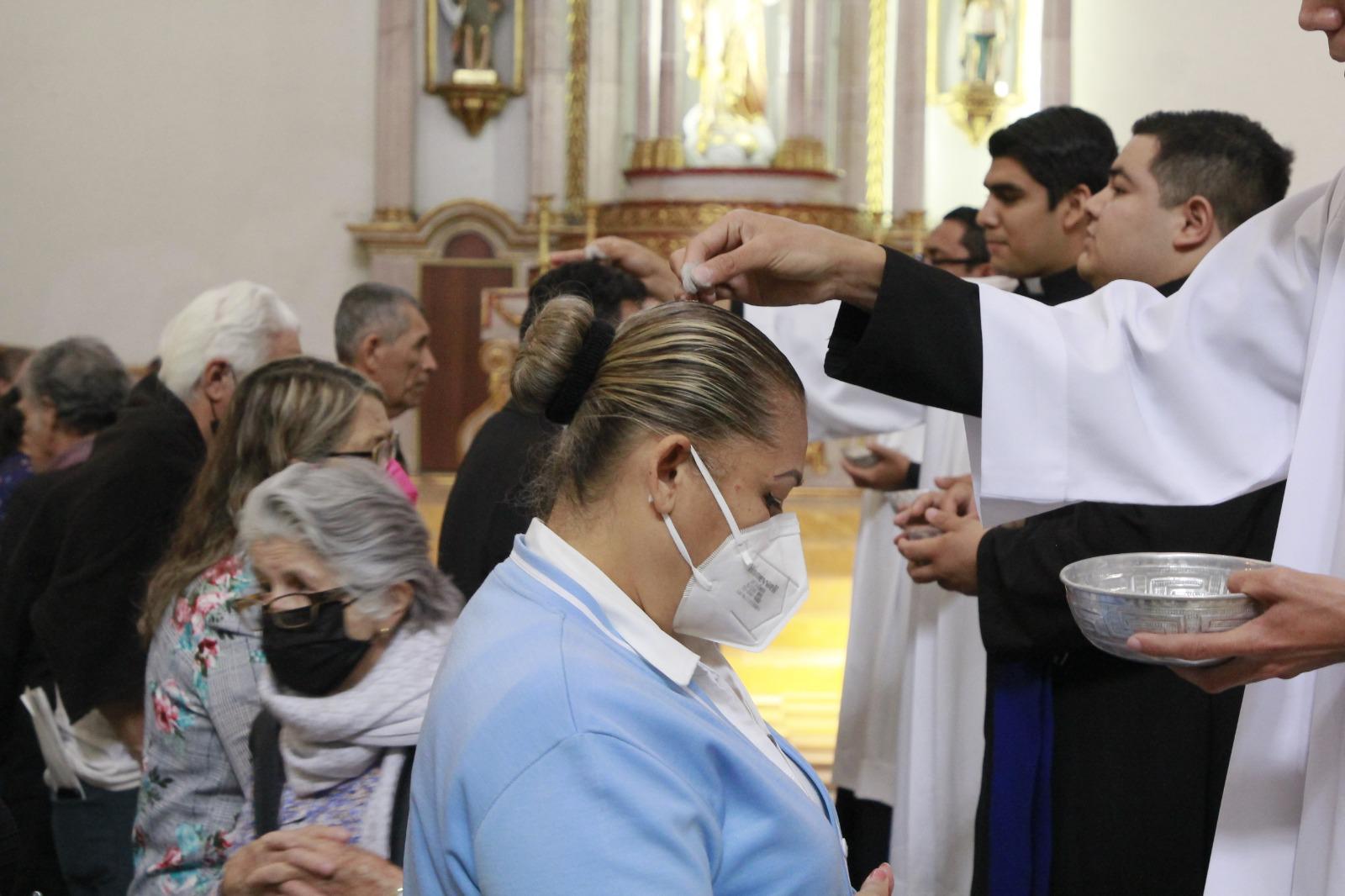 $!Acuden en Culiacán a tomar ceniza en el inicio de la Cuaresma