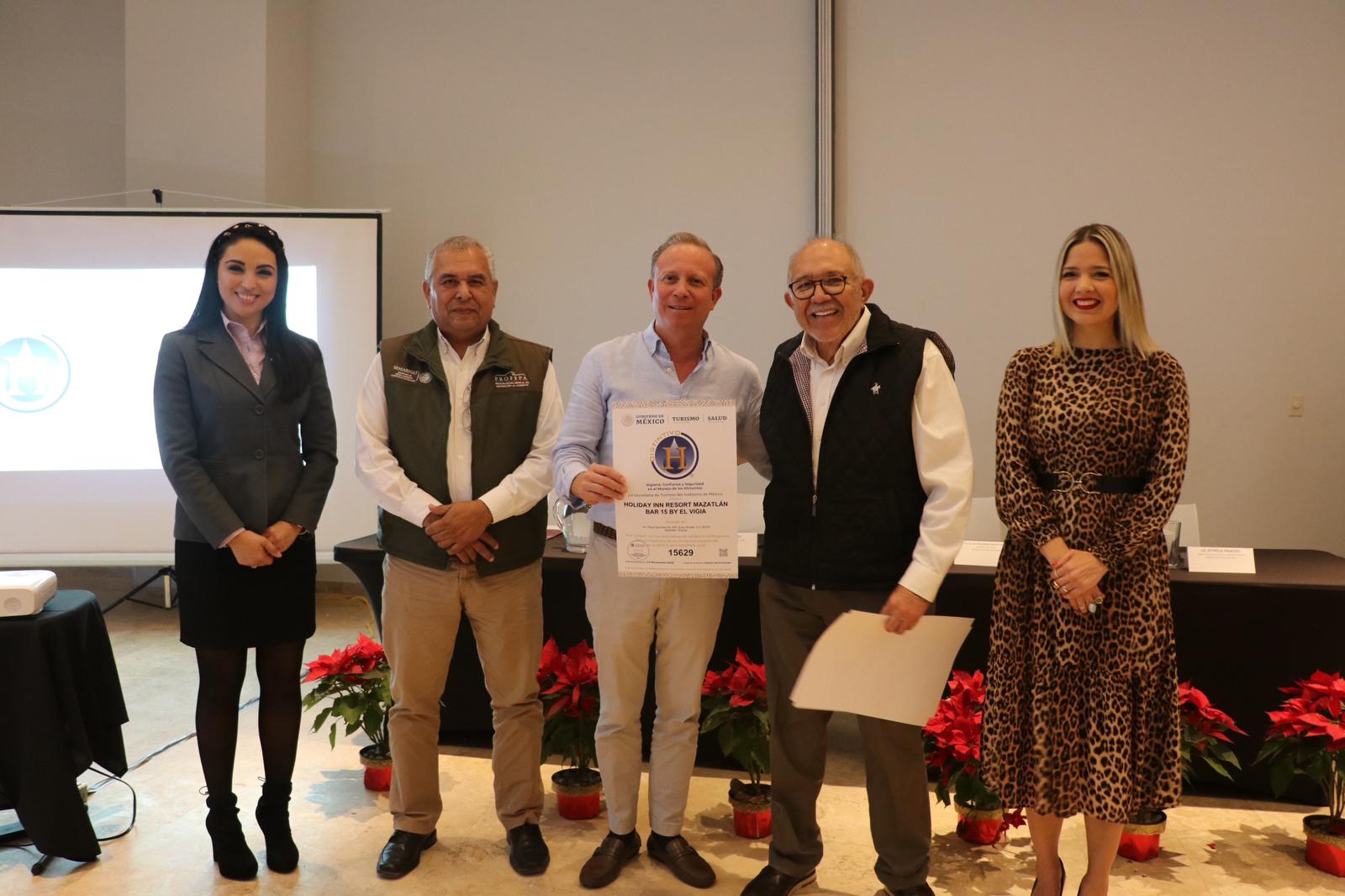 $!Entregan distintivo H y de Calidad Ambiental al hotel Holyday Inn Resort Mazatlán