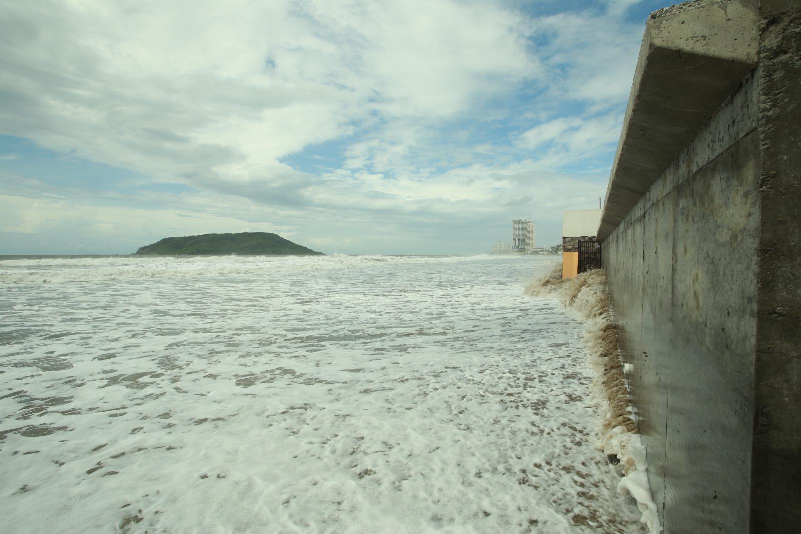 $!Reportan oleaje de 4 a 5 metros en las playas de Mazatlán