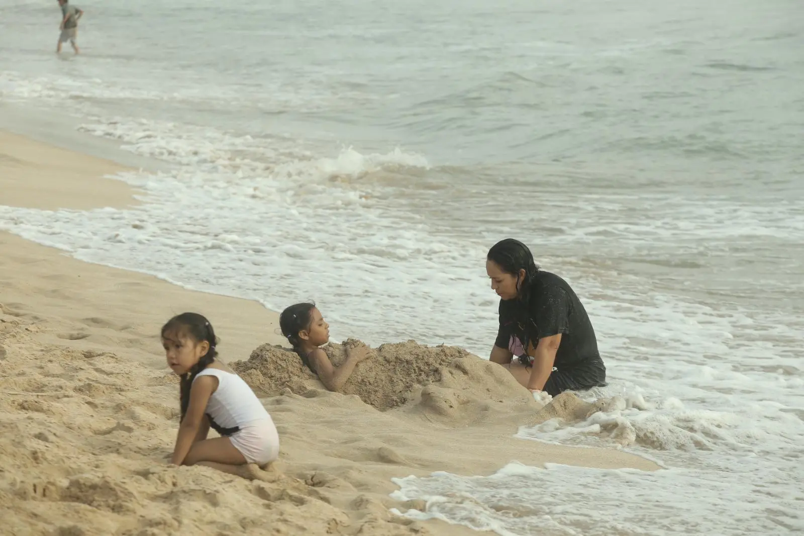 $!Playas de Mazatlán registran afluencia moderada en arranque de Semana Santa