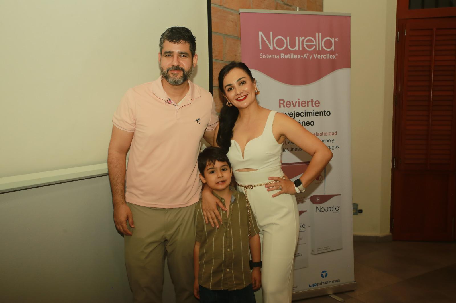 $!Francisco Zazueta y Aurora Berenice Moreno Ahumada con su pequeño Leonardo..