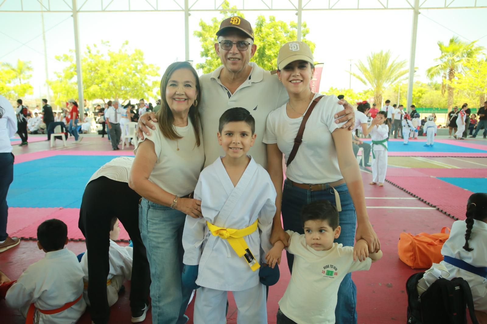 $!Adrián López Cárdenas entre su mamá Ilsa Cárdenas y su hermanito Alejandro, así como sus abuelitos maternos, Ilsa Calderón y Alejandro Cárdenas.