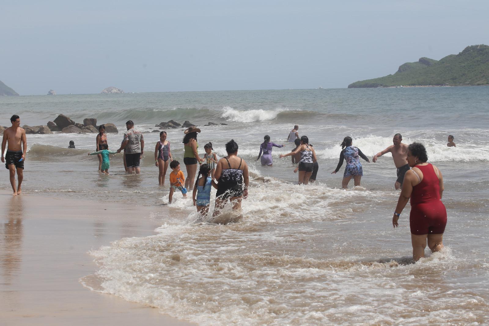 $!Reabren playas de Mazatlán pese a que cocodrilo sigue sin ser localizado