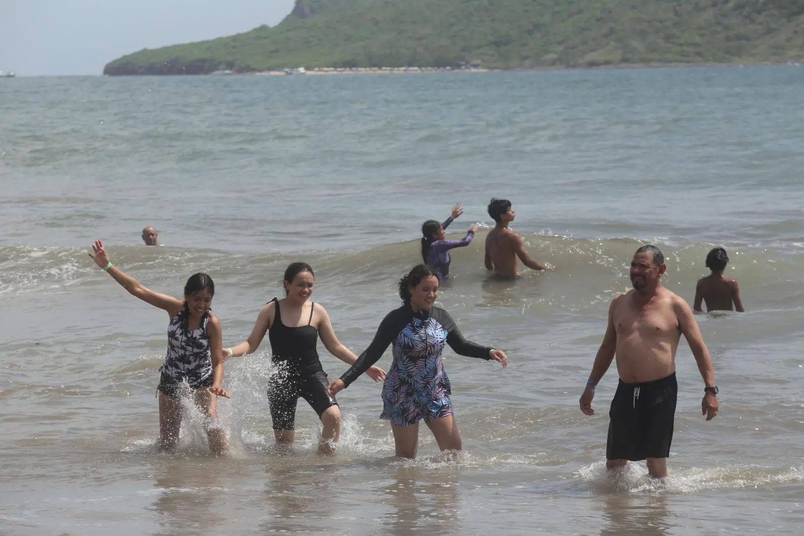 $!Playas de Mazatlán siguen abiertas pese a monitoreo por cocodrilo