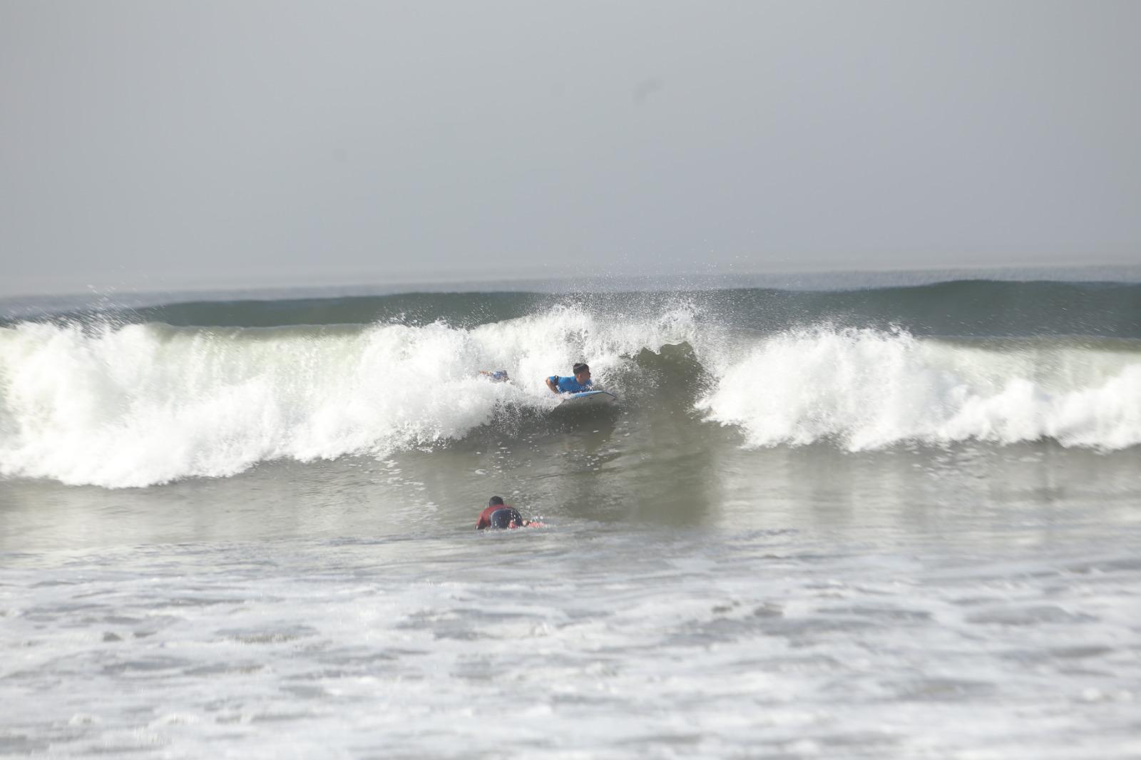 $!Amantes de las olas toman parte de Torneo de Surf, en Mazatlán
