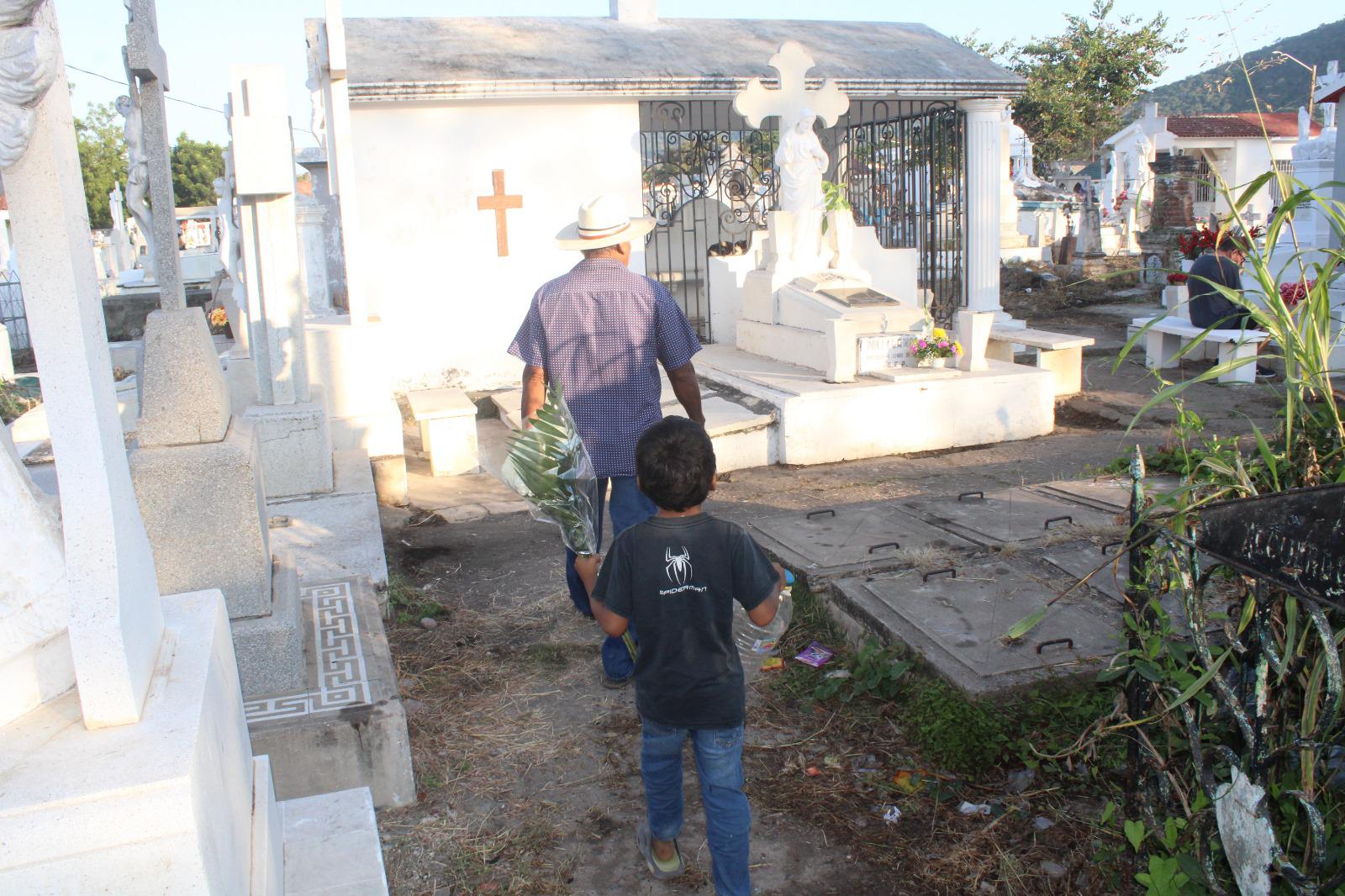 $!Panteón municipal de Rosario tiene concurrido Día de Muertos