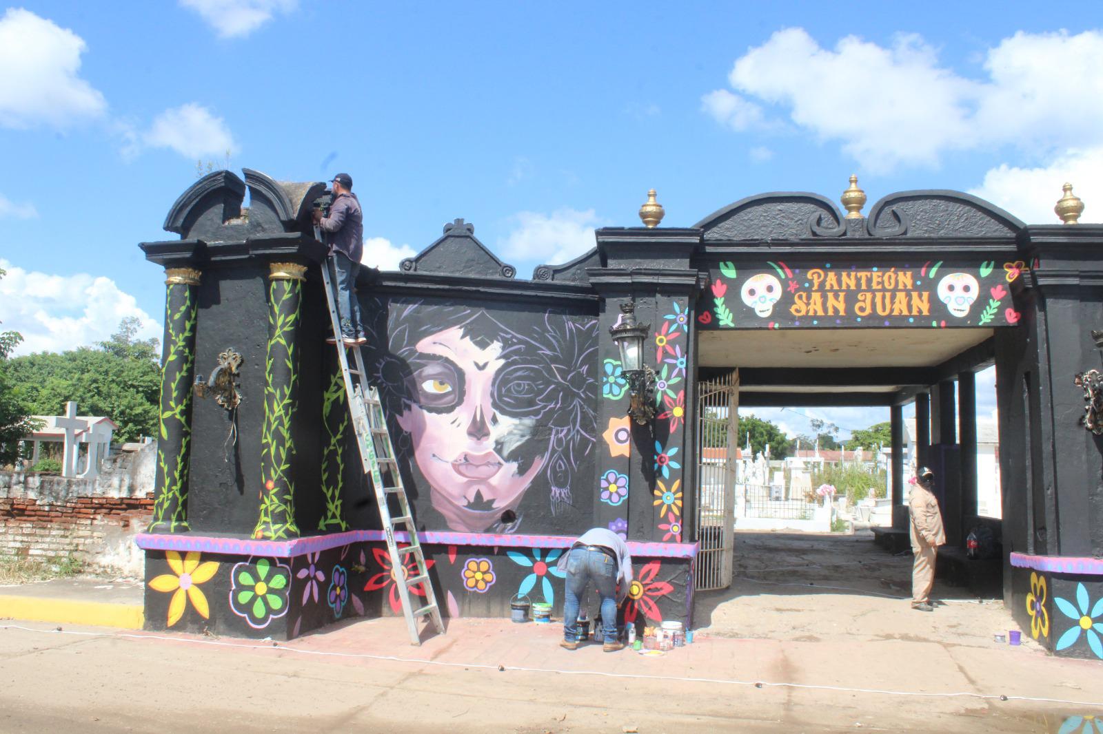 $!Renuevan fachada del panteón San Juan en El Rosario con motivos de Día de Muertos