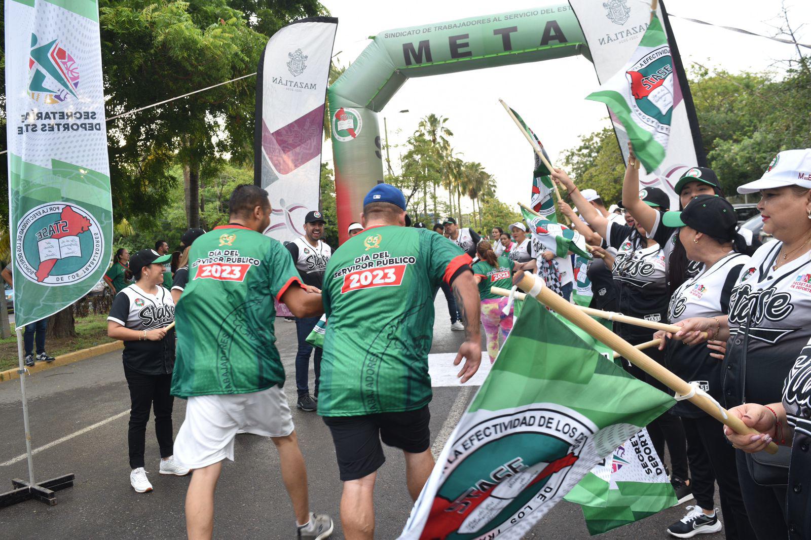 $!Madrugan servidores públicos para celebrar con caminata