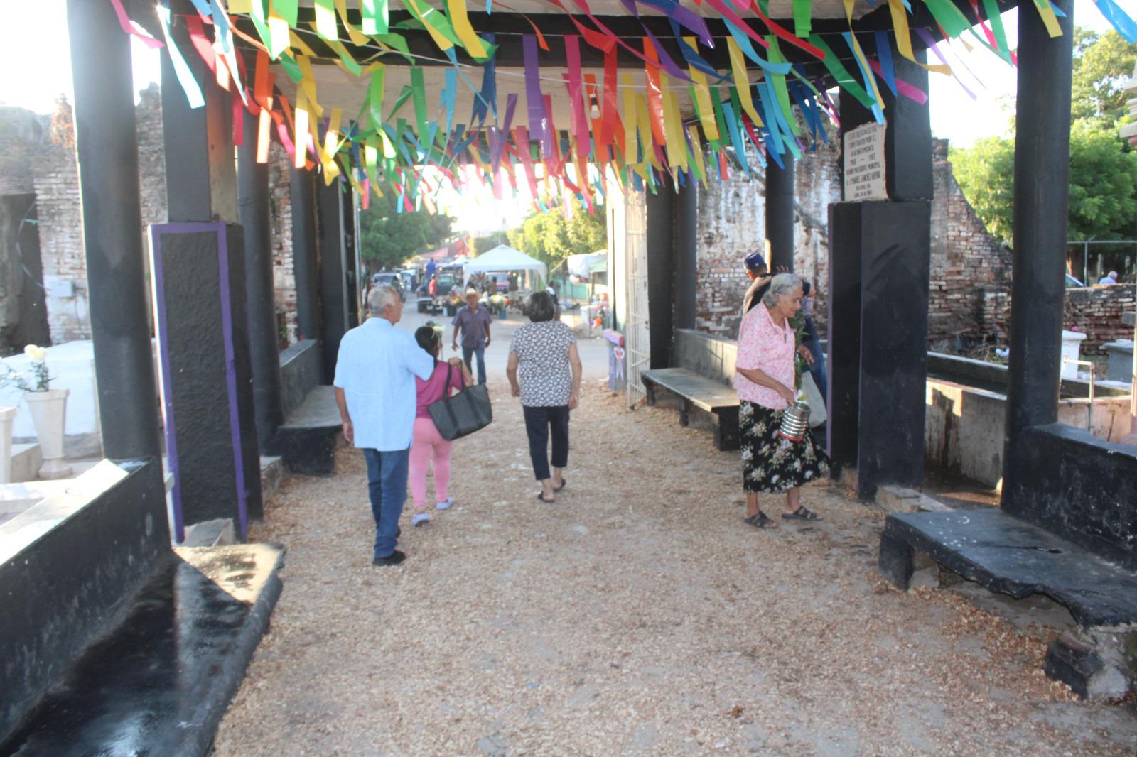 $!Panteón municipal de Rosario tiene concurrido Día de Muertos
