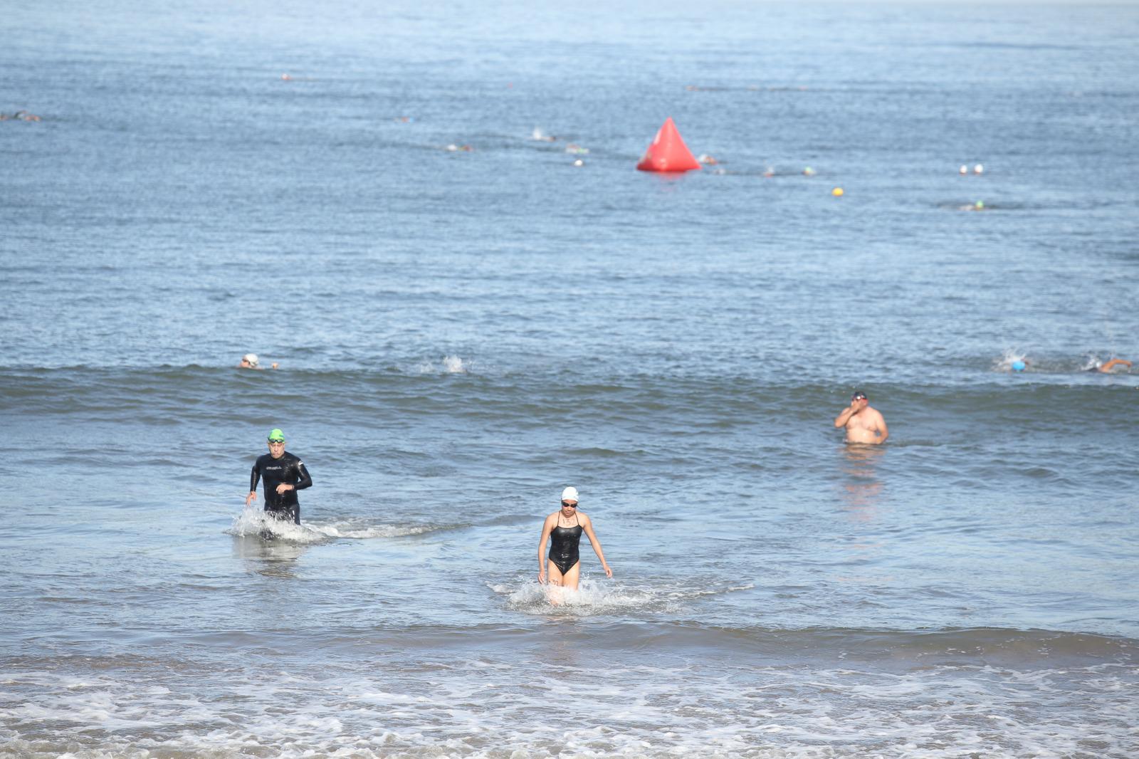$!Zazueta y Luna superan al Pacífico y se llevan la Cuarta Travesía Puntuable de Natación