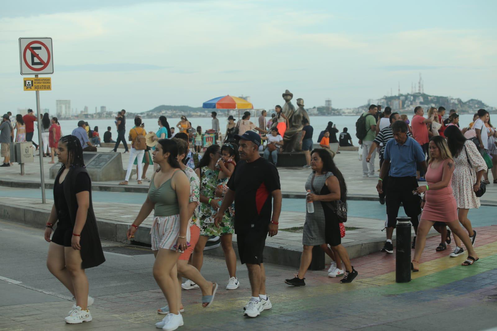 $!Turistas abarrotan el malecón de Mazatlán, lo disfrutan y quieren más...