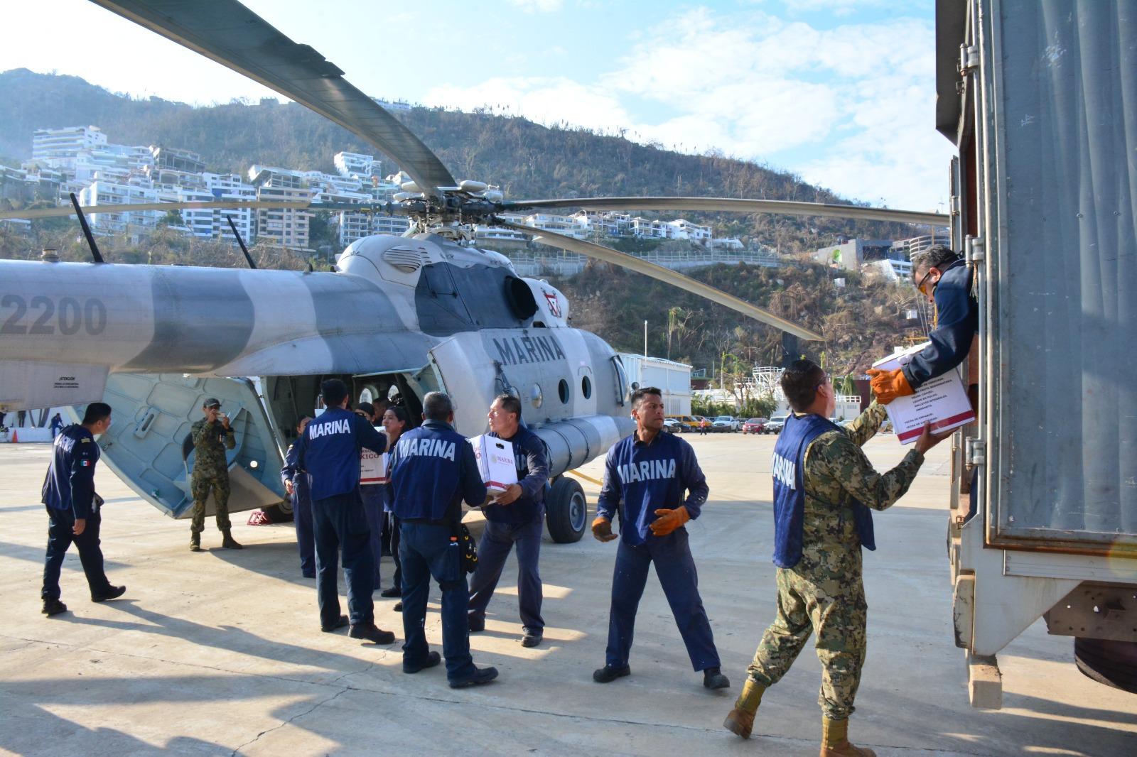 $!Da personal naval su mayor esfuerzo en el traslado y entrega directa de despensas en Guerrero