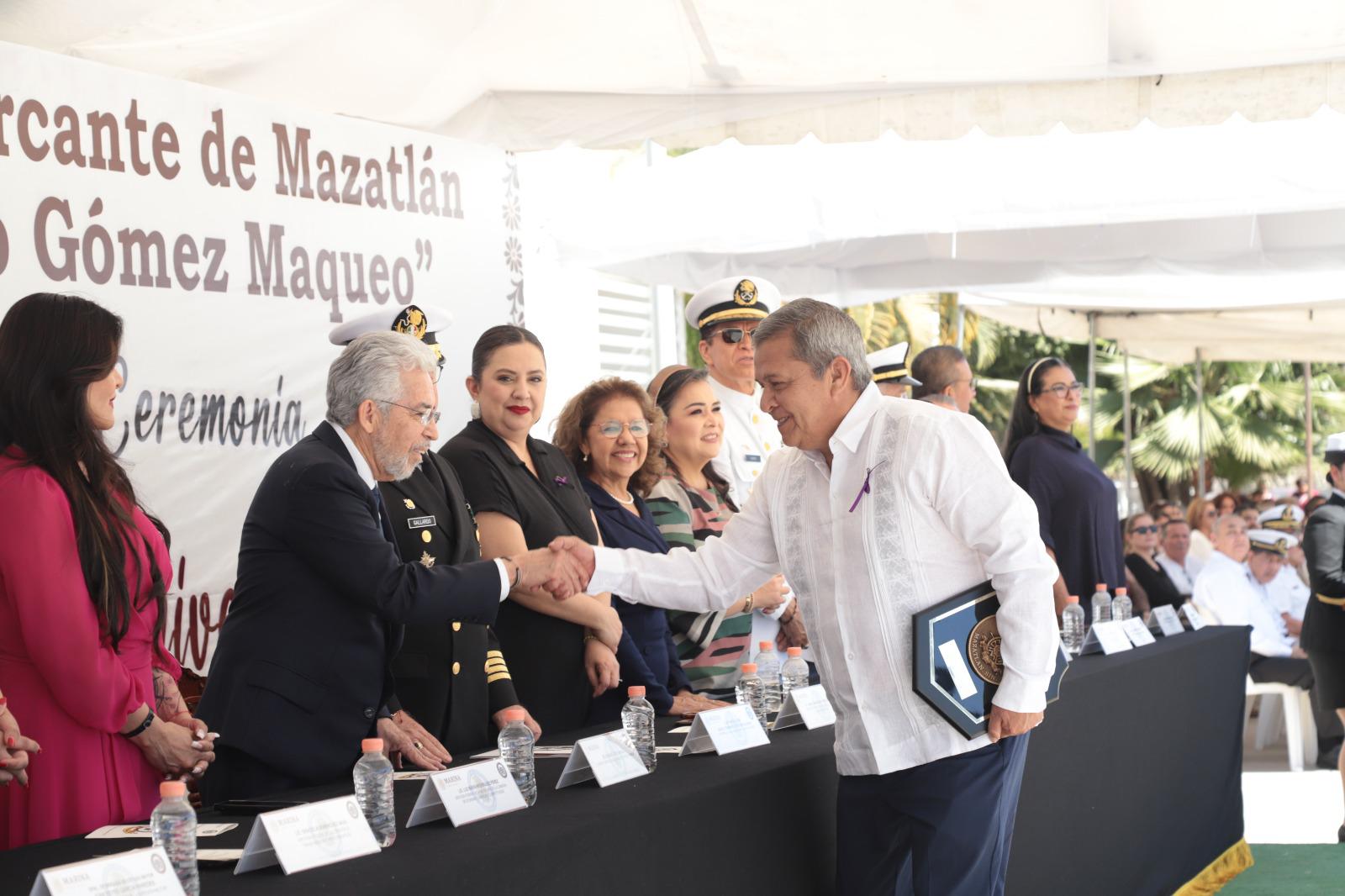 $!Mariel Aquileo Ancona Infanzón recibió uno de los reconocimientos.