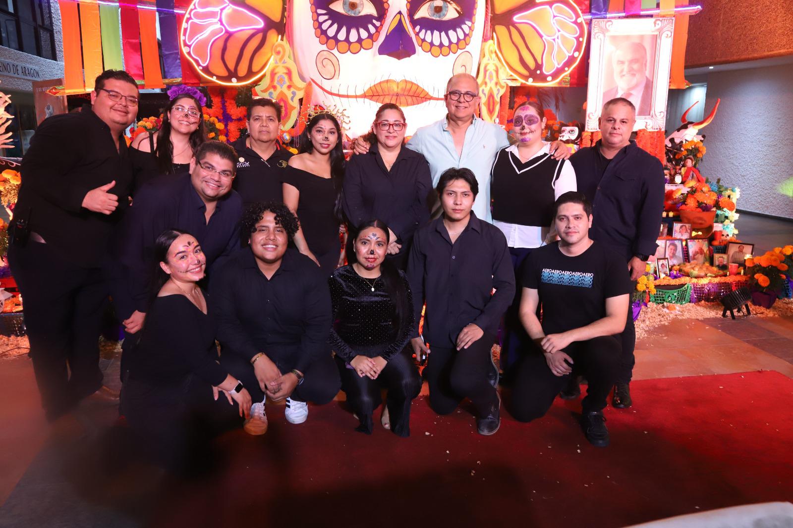 $!Nicolás Santa Cruz entre colaboradores del área de Recursos Humanos.