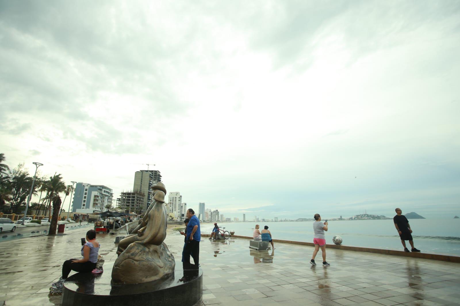 $!Registra Mazatlán una mañana lluviosa este martes
