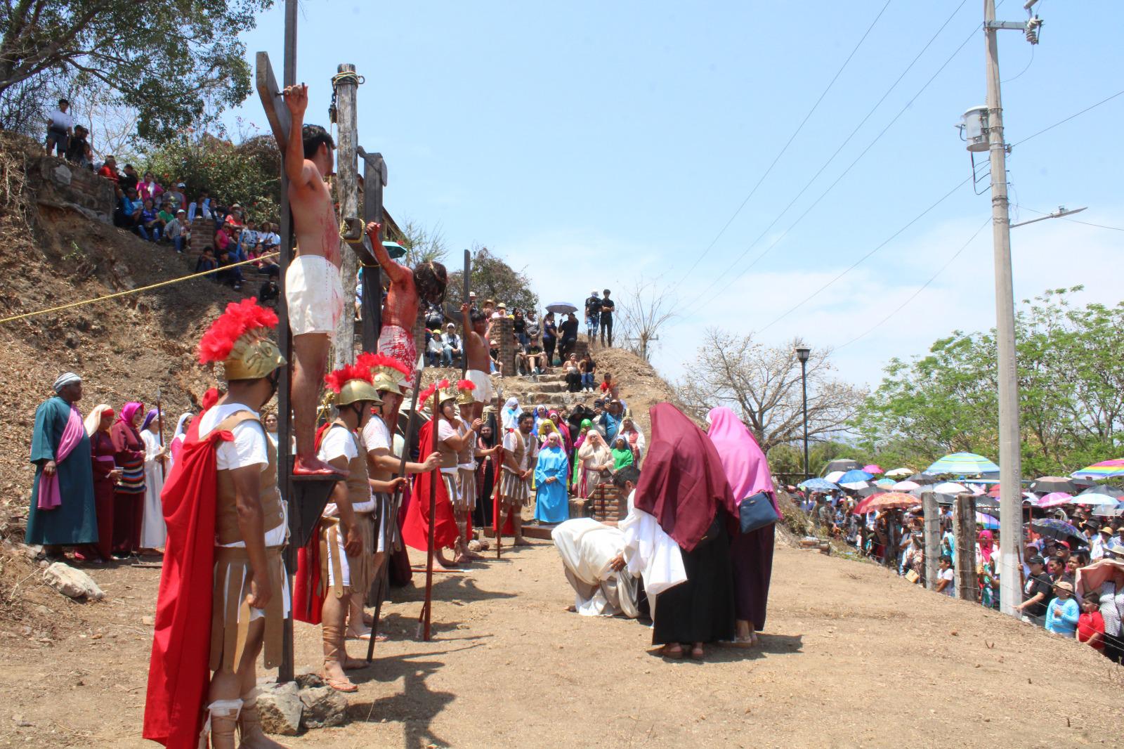 $!Reviven la pasión de Cristo en el ya tradicional Viacrucis viviente, en El Rosario