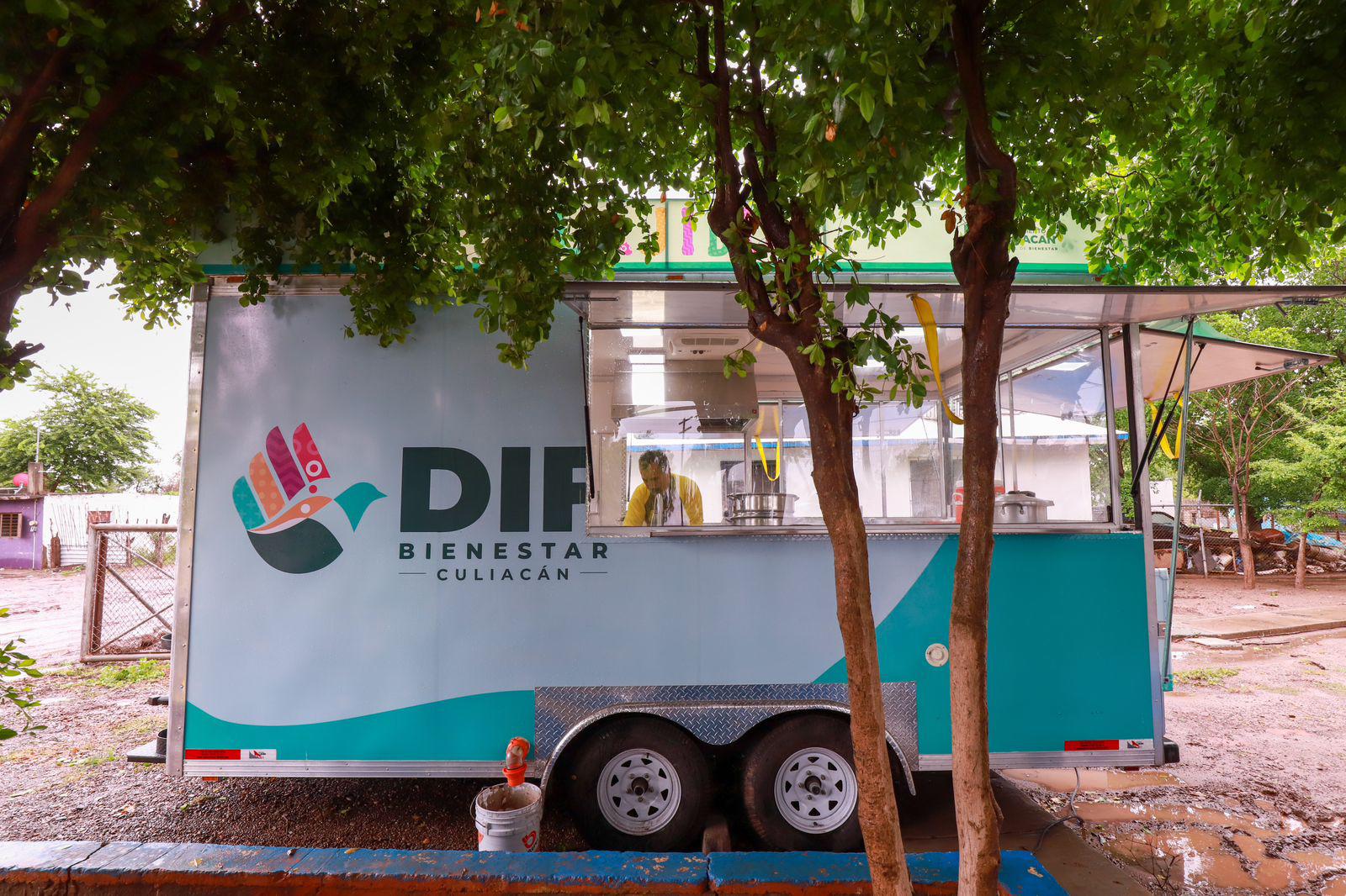 $!DIF Culiacán entrega alimento a refugiados por lluvias