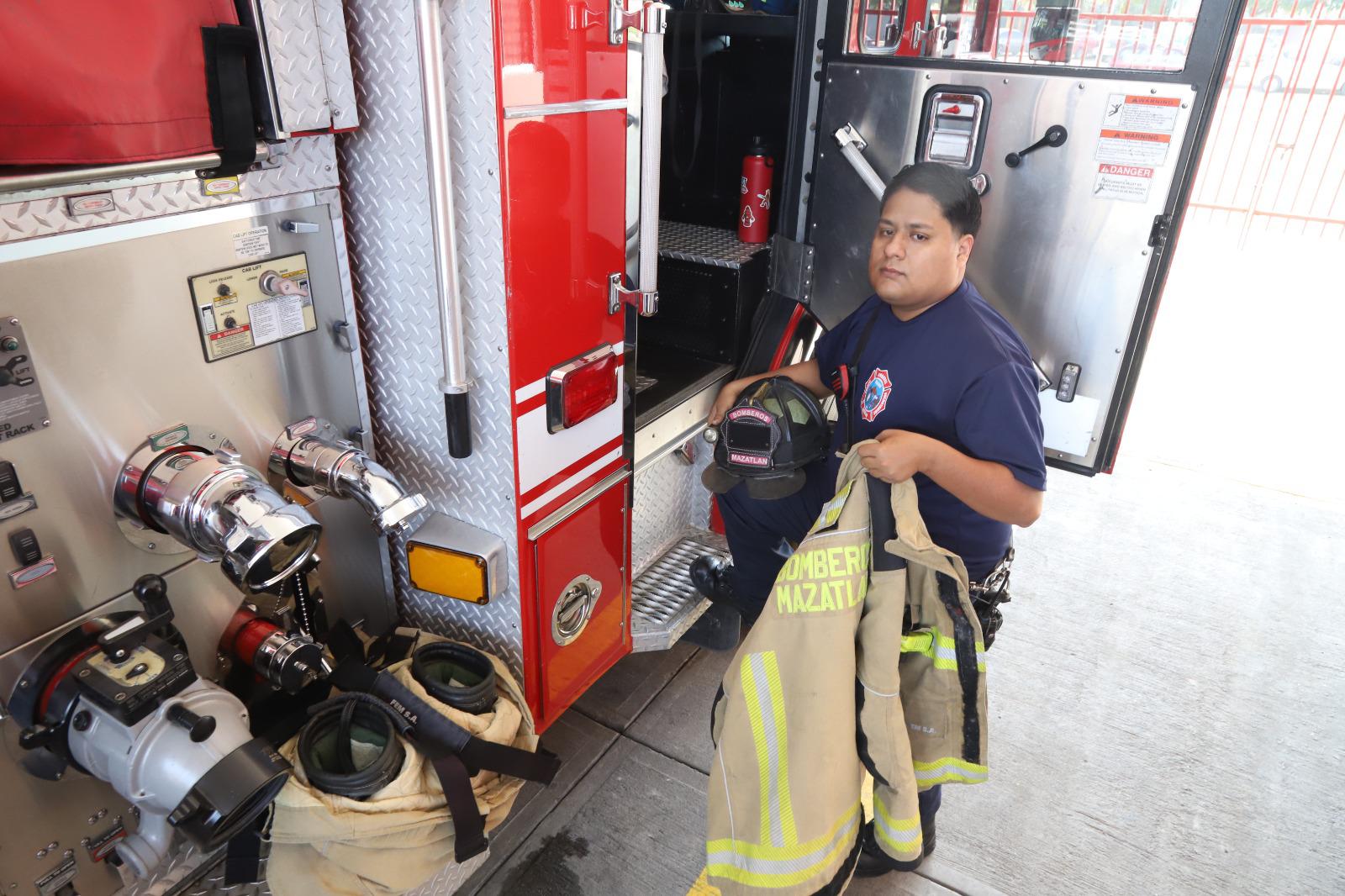 $!Entre sirenas y esperanza, Bomberos de Mazatlán cambian el festejo por el servicio de guardia en Nochebuena