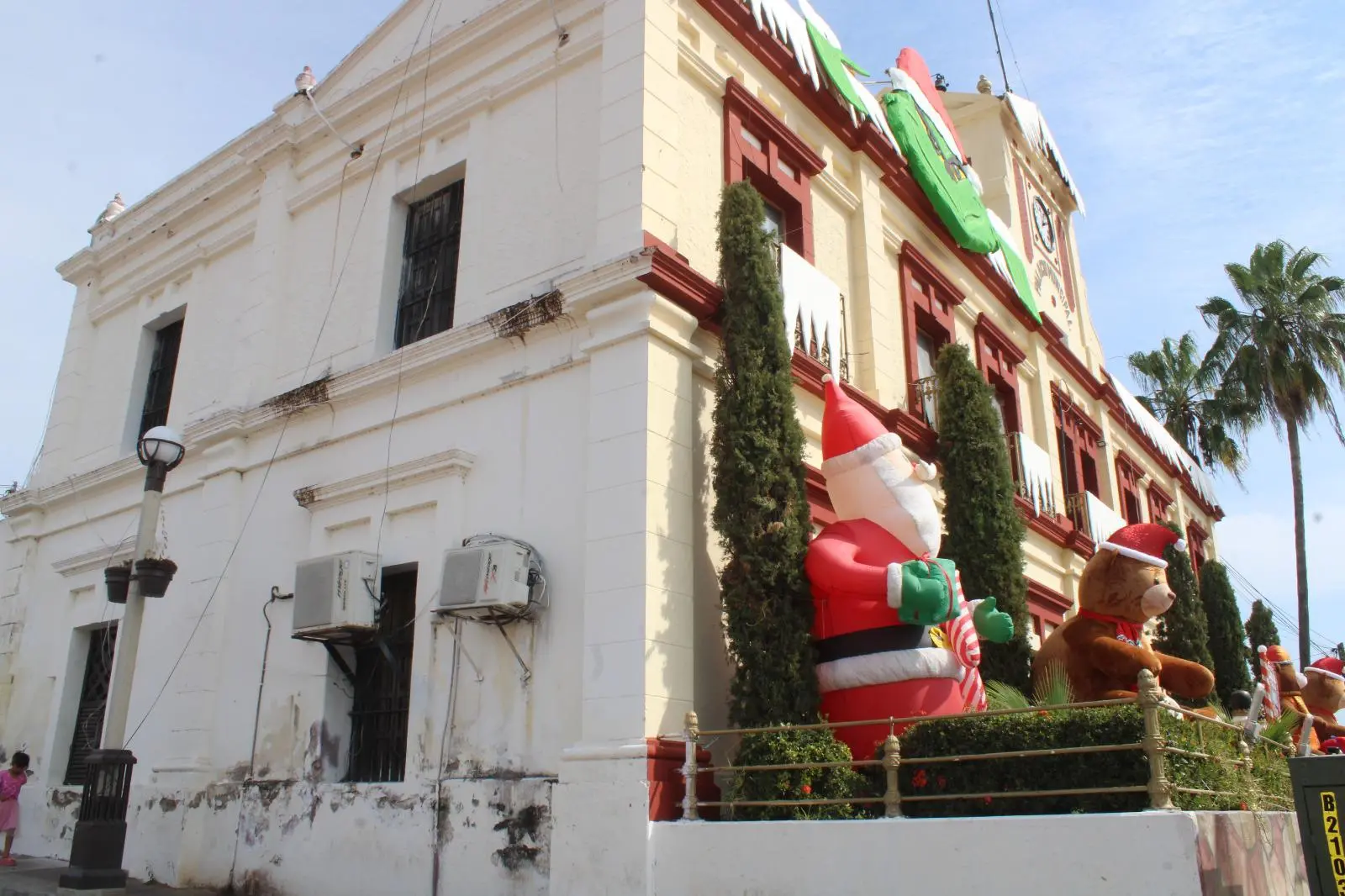 $!Decoran fachada del Ayuntamiento de Rosario; olvidan malas condiciones del resto del edificio