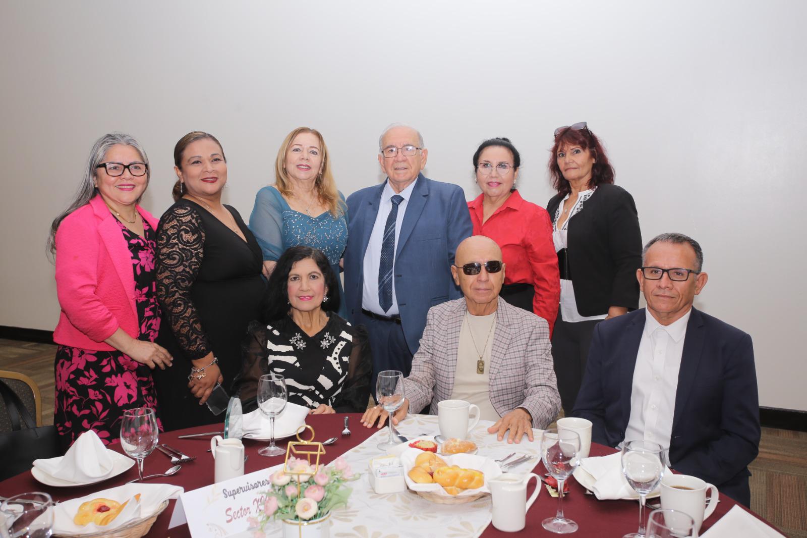 $!José Luis entre maestros del Sector 013 de Educación Primaria.