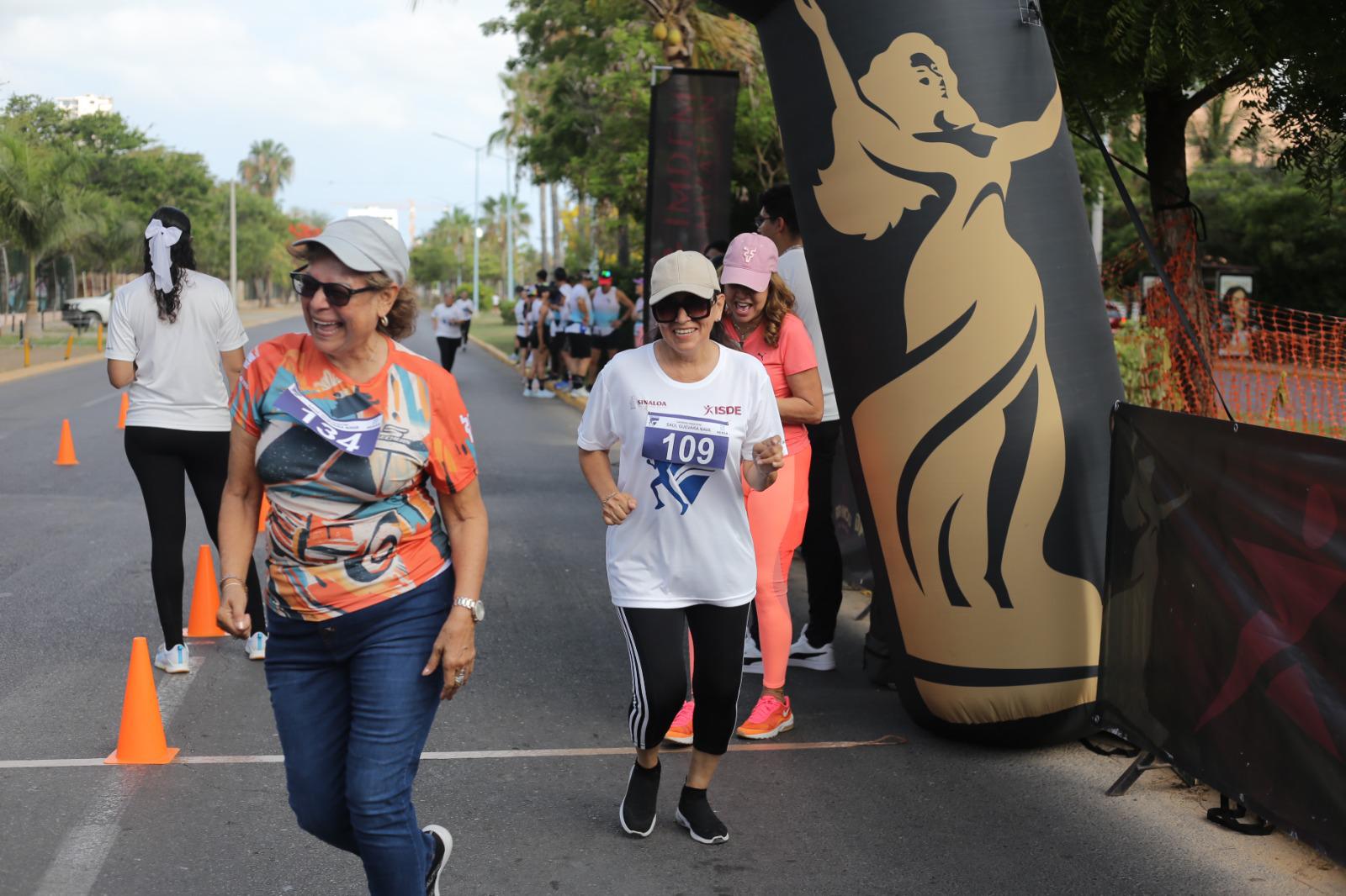 $!Celebran medios de comunicación con pedestre Día de la Libertad de Expresión, en Mazatlán