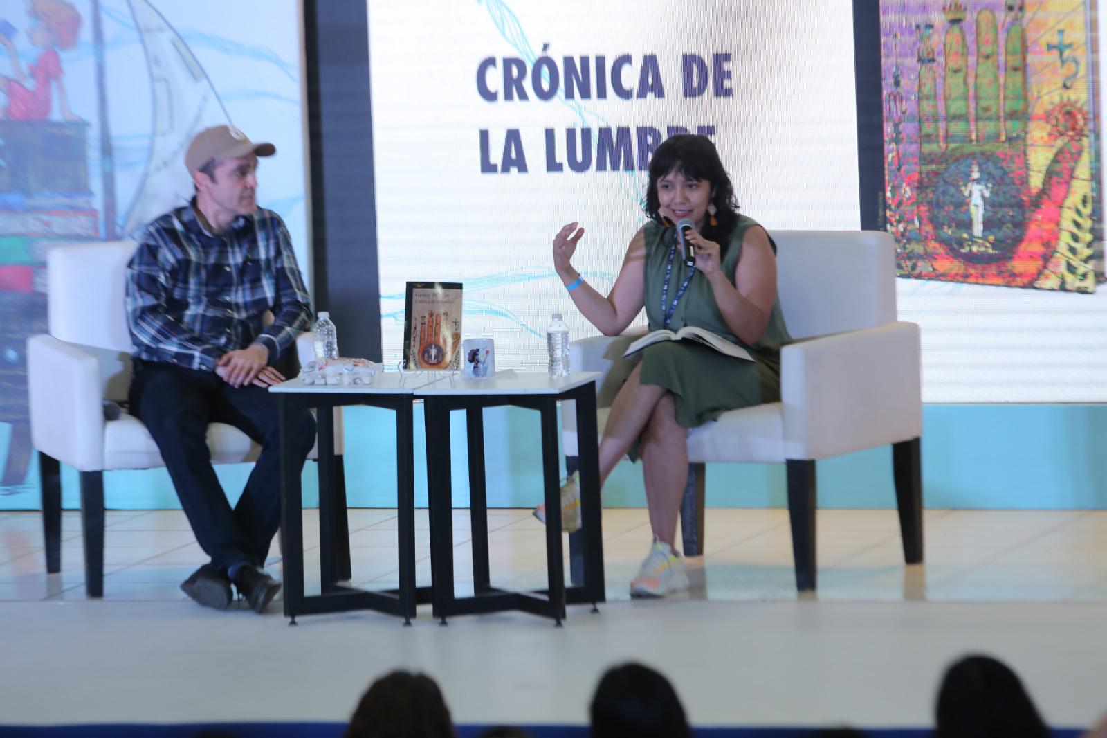 $!El autor estuvo acompañado en los comentarios por la también escritora Olivia Teroba.