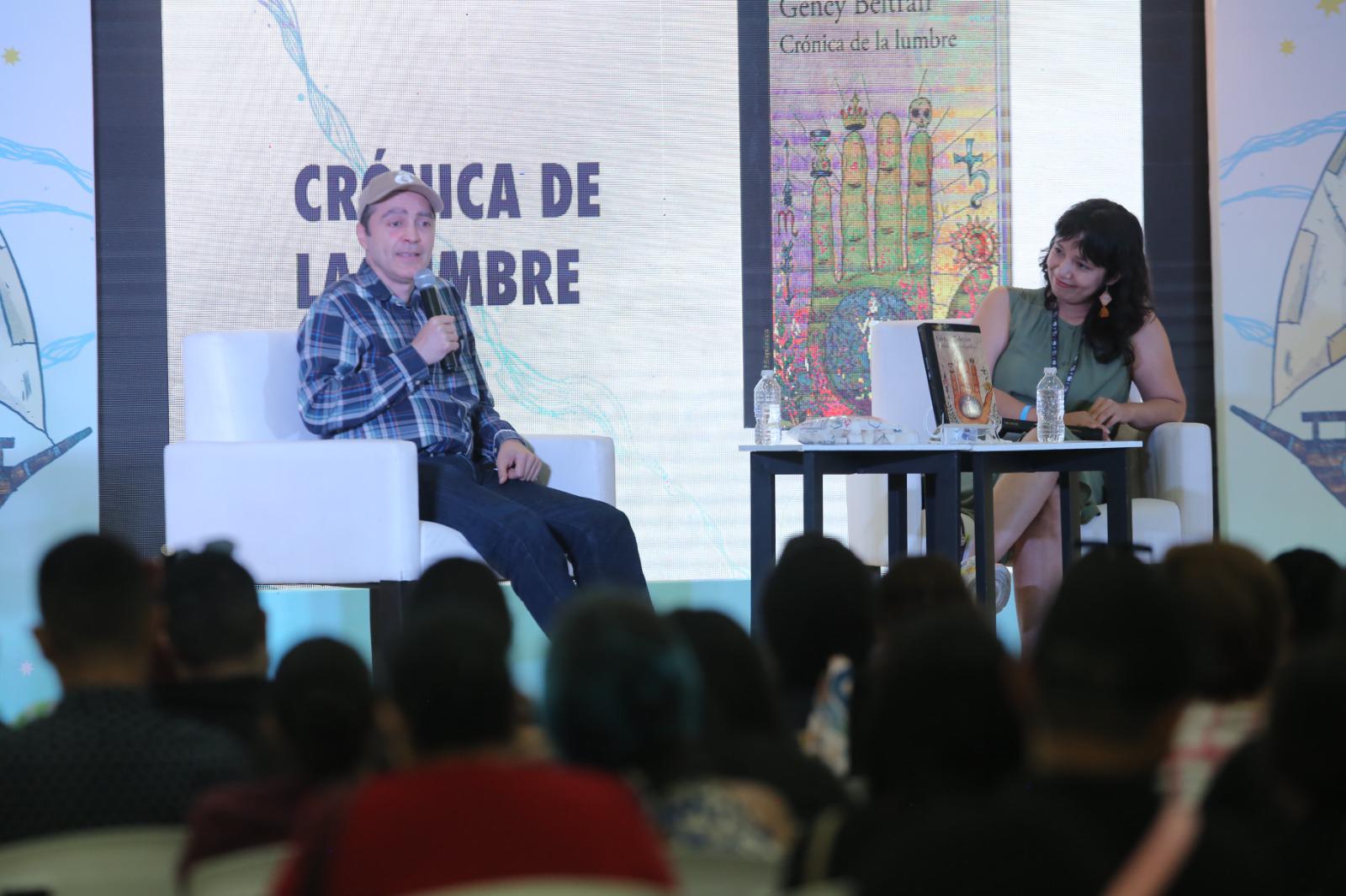 $!El autor compartió con el público universitario su más reciente obra literaria.