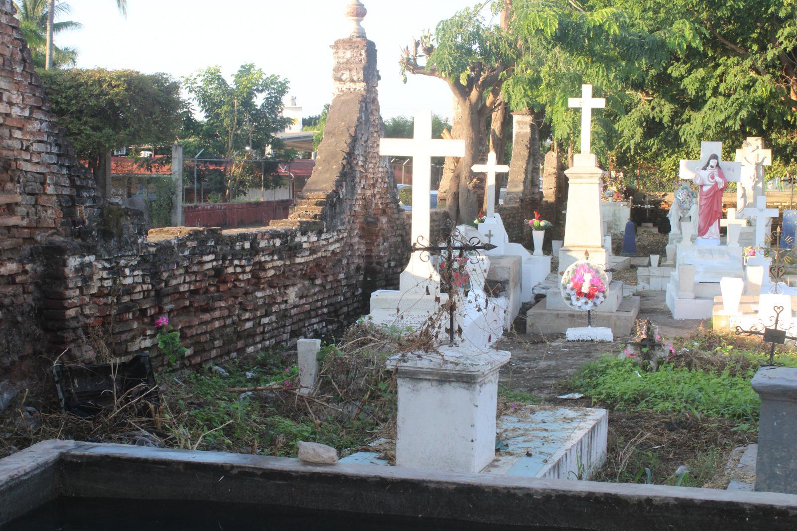 $!Panteón municipal de Rosario tiene concurrido Día de Muertos