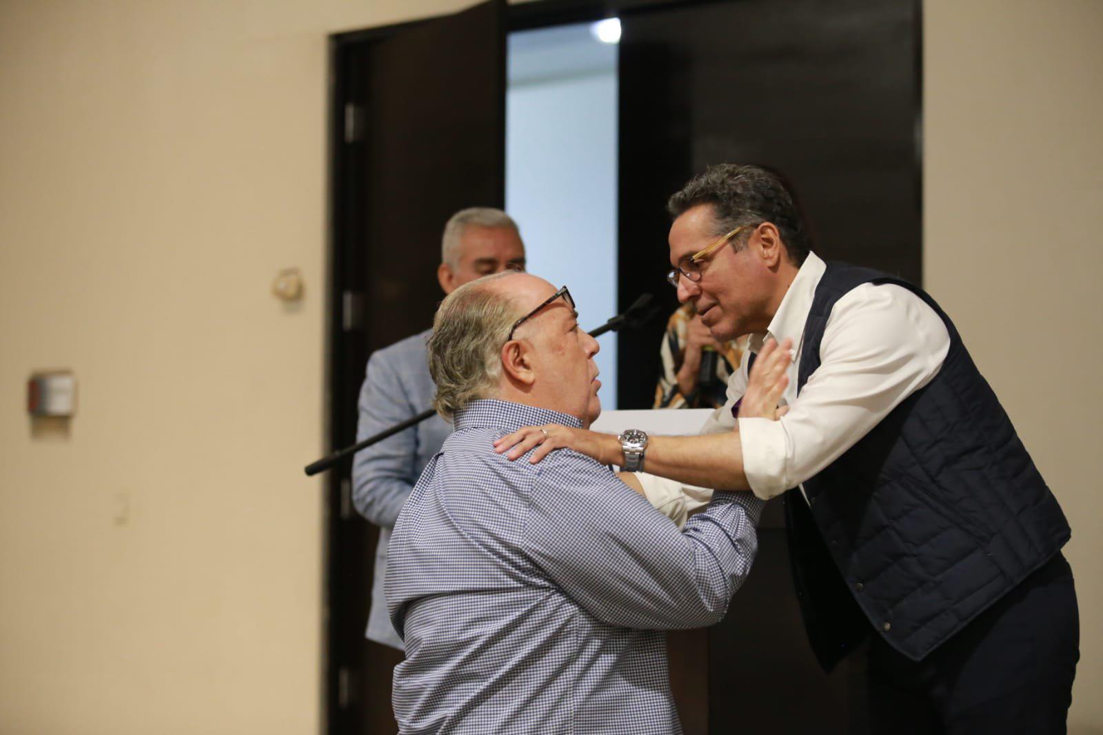 $!El empresario hotelero Carlos Berdegué saluda al chef Luis Osuna Vidaurri.