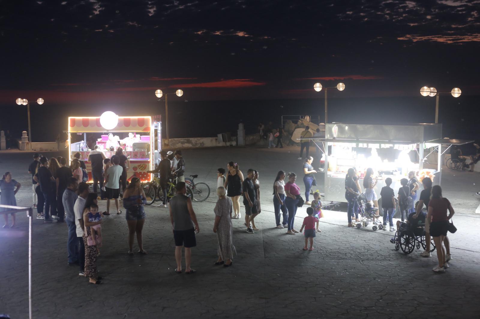 $!Pese a campañas negativas, locales y turistas disfrutan de la Glorieta Sánchez Taboada en Mazatlán