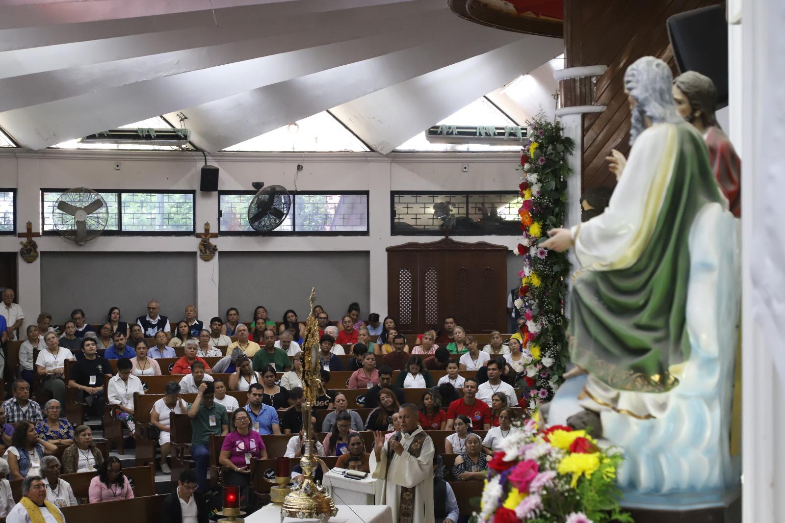 $!Manifiestan su fe cientos de creyentes en la Oración por los Enfermos del 29 Congreso Diocesano de Mazatlán